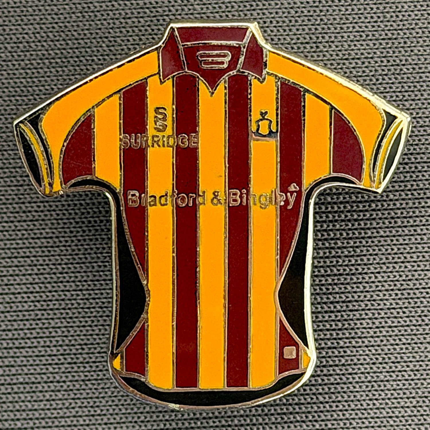 Reference Number: BCKIT023
Size: H 24.9 mm x W 24.7 mm
Pin Type: Metal Clutch
Plating: Silver
Value: £5
Manufacturer: Unknown
Comments: 2007/08 Home Kit