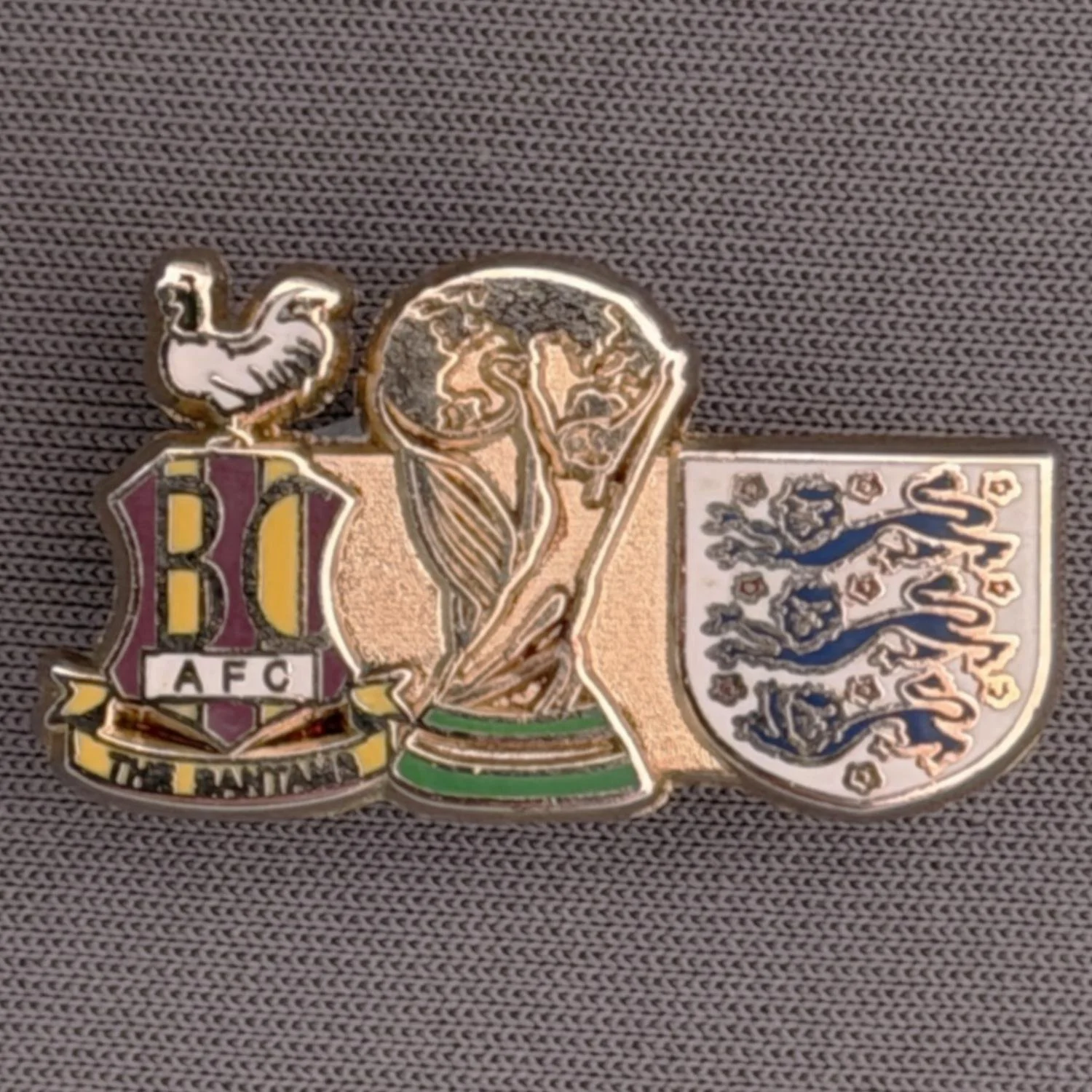 Reference Number: BCFLA043
Size: H 14.5 mm x W 27 mm
Pin Type: Brooch Pin
Plating: Gold
Value: £6
Manufacturer: Not Known
Comments: City Crest, World Cup & England 3 Lions Shield