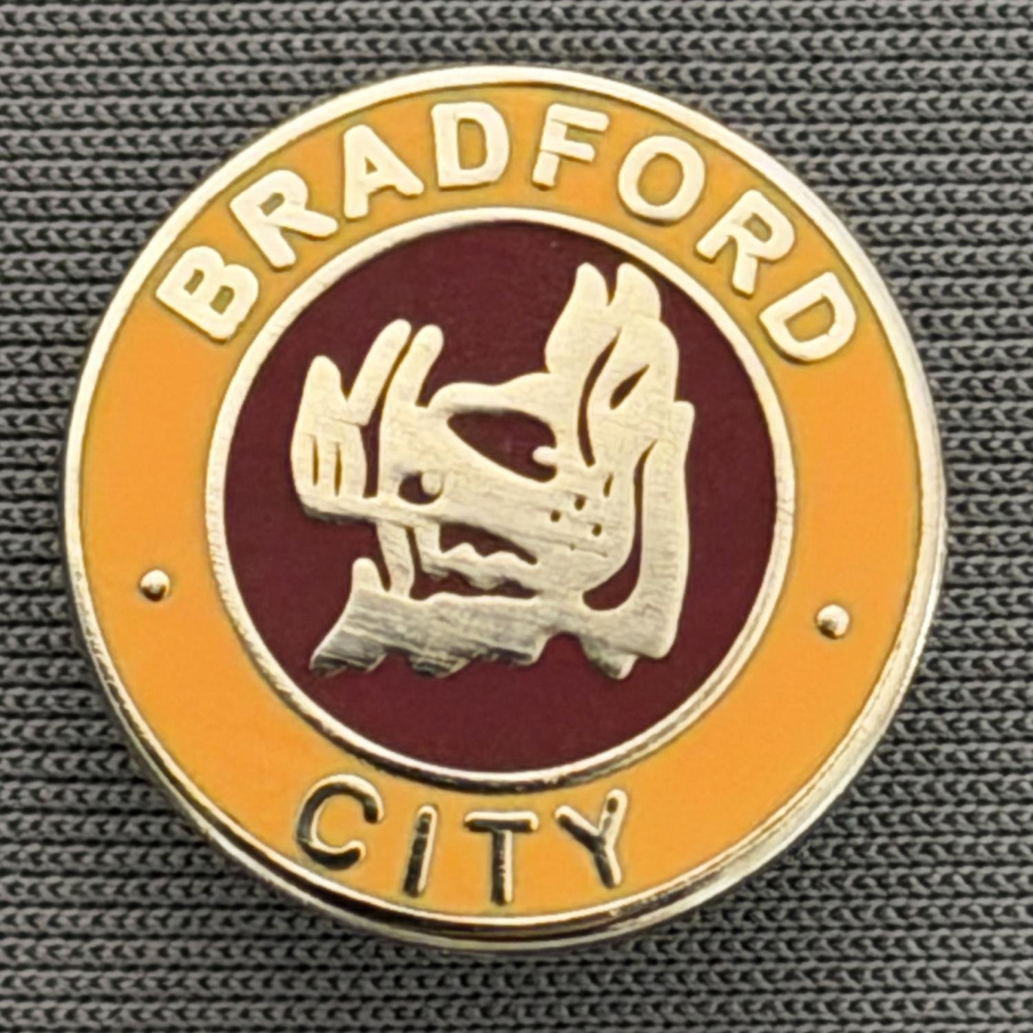 Reference Number: BCBOH078
Size: D 16.6 mm
Pin Type: Brooch Pin
Plating: Silver
Value: £6
Manufacturer: Unknown
Comments: Circular Boar's Head  Amber & Claret