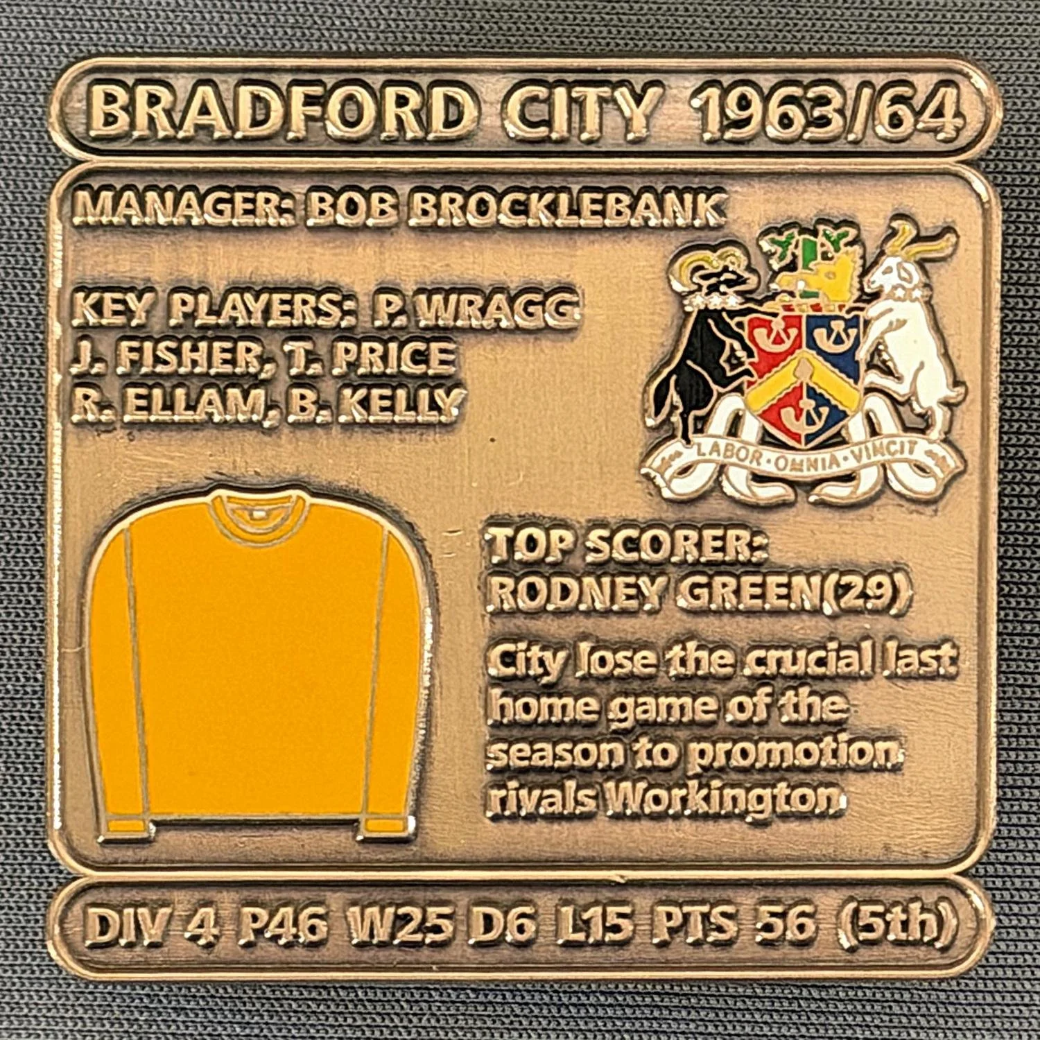Reference Number: BCDEC120
Size: H 41.1 mm x W 42 mm
Pin Type: Double Metal Clutch
Plating: Antique Gold
Value: £8
Manufacturer: Historic Sports Badges Ltd
Comments: 1963/64 Season