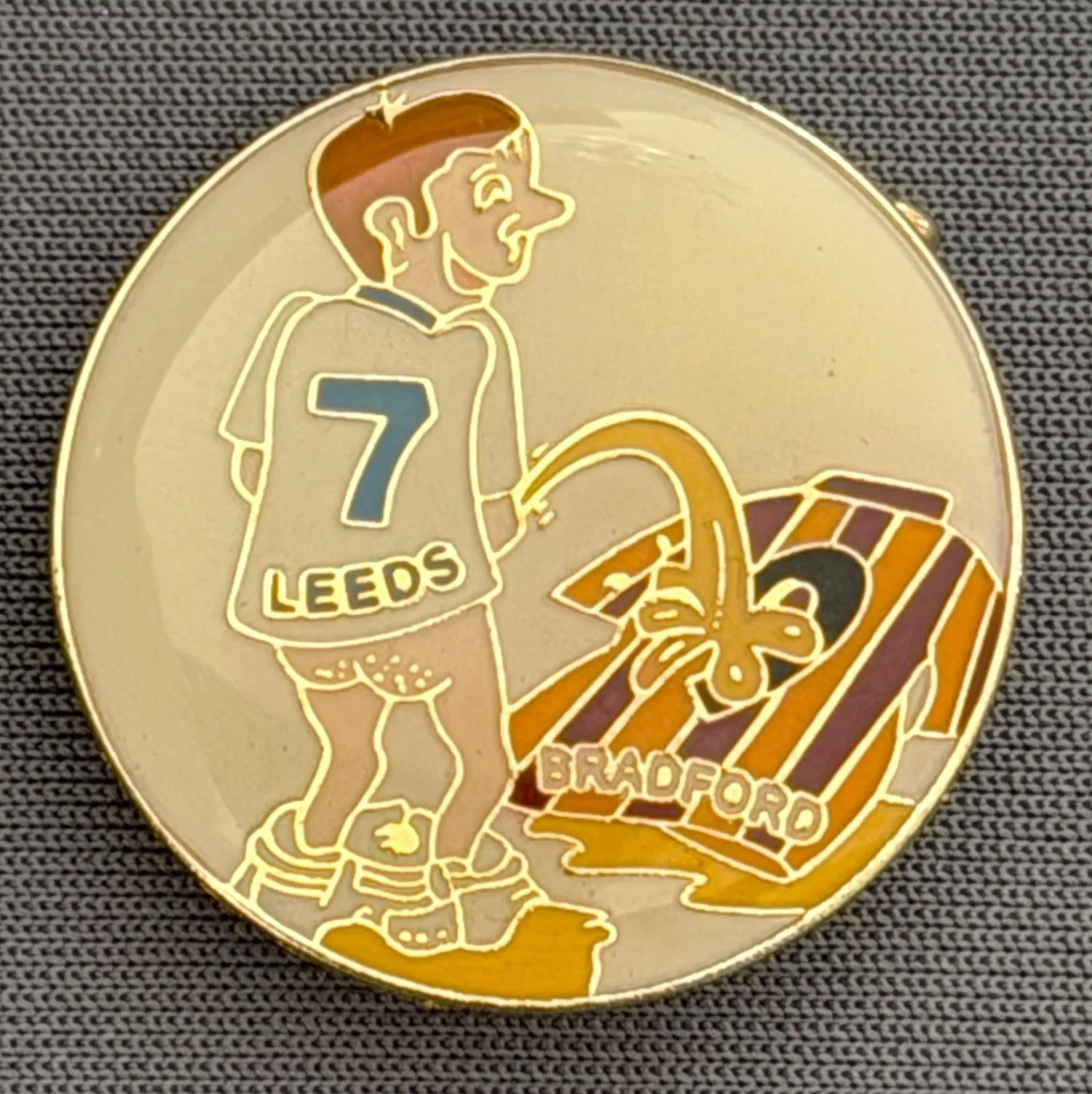 Reference Number: BCCTN031
Size: D 25 mm
Pin Type: Brooch Pin
Plating: Gold
Value: £6
Manufacturer: Not Known
Comments: Leeds Guy urinating on Bradford City Shirt 