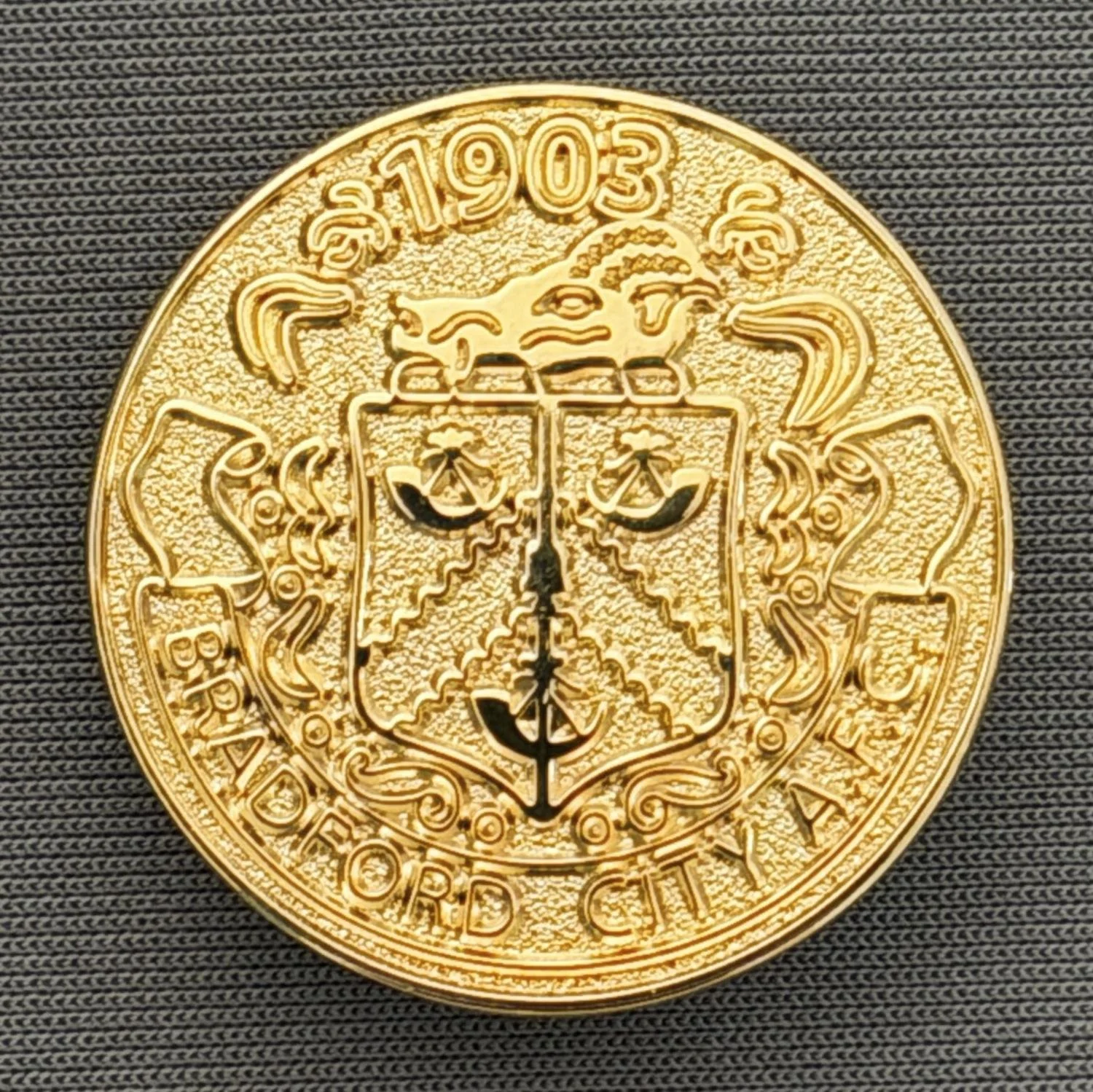 Reference Number: BCBOH041
Size: D 28.2 mm
Pin Type: Brooch Pin
Plating: Gold
Value: £8
Manufacturer: Paraders
Comments: Coin Style  Boar's Head Badge with Coat of Arms 1903