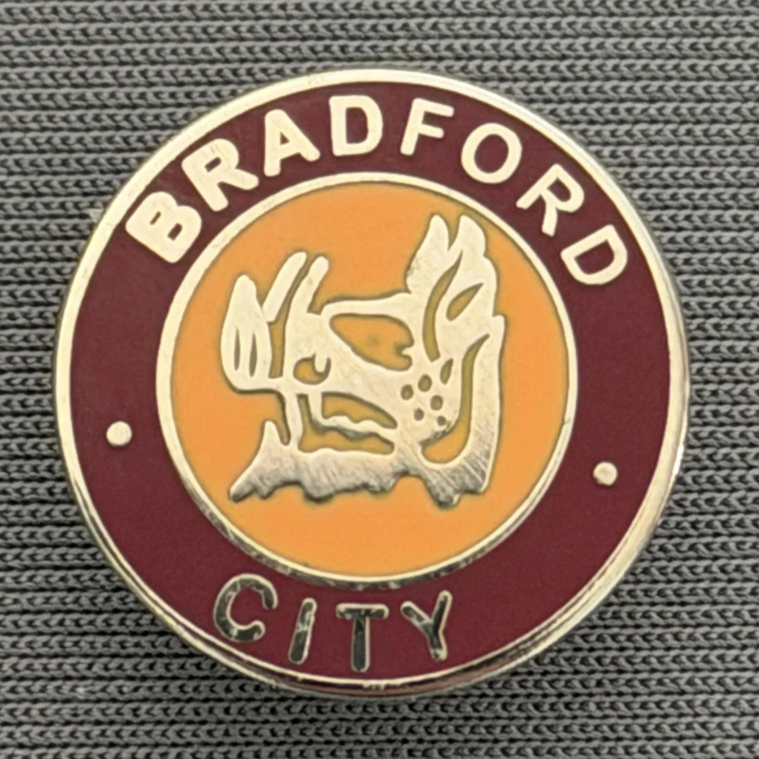 Reference Number: BCBOH079
Size: D 16.6 mm
Pin Type: Brooch Pin
Plating: Silver
Value: £6
Manufacturer: Unknown
Comments: Circular Boar's Head Claret & Amber