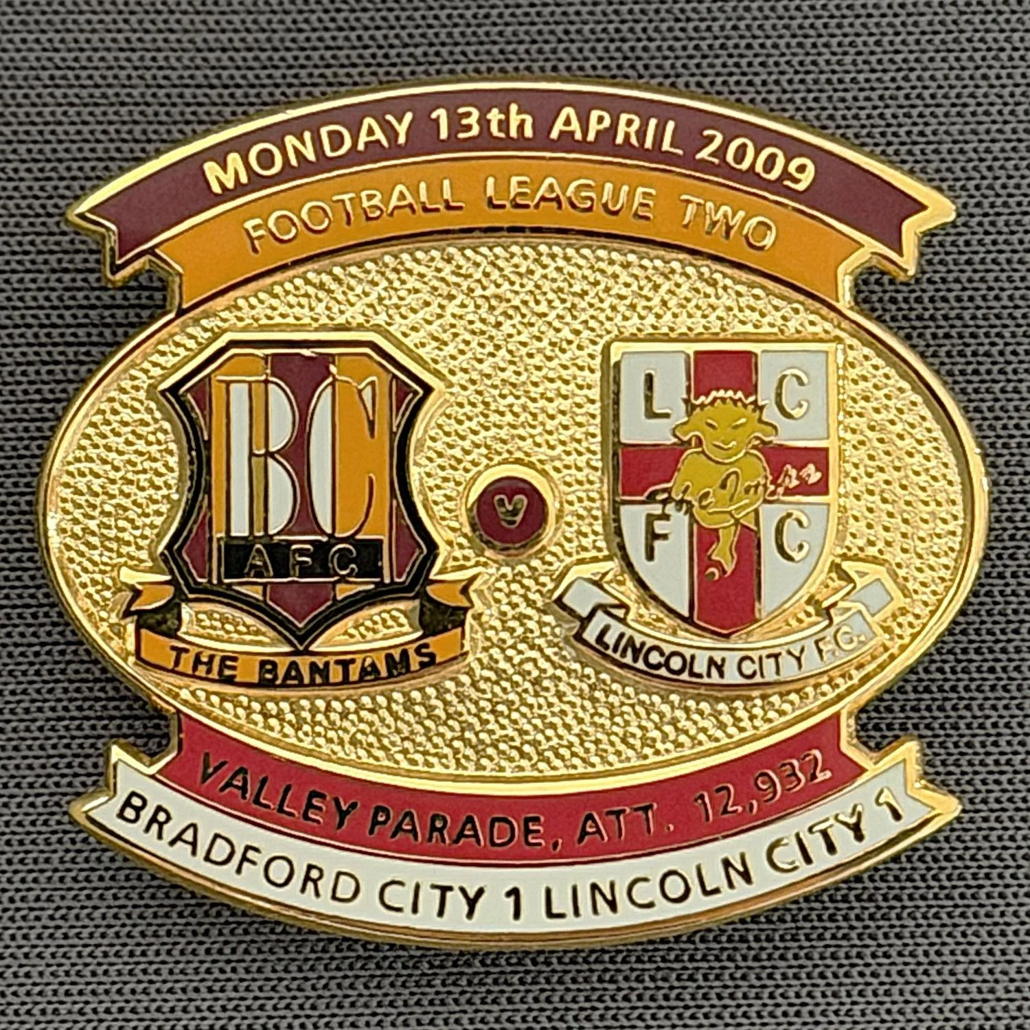 Reference Number: BCFIX022
Size: H 26.6 mm x W 29 mm
Pin Type: Brooch Pin
Plating: Gold
Value: £8
Manufacturer: Bradford City Badges
Comments: Bradford City v Lincoln City 2008/09 Limited Edition 100 Badges
