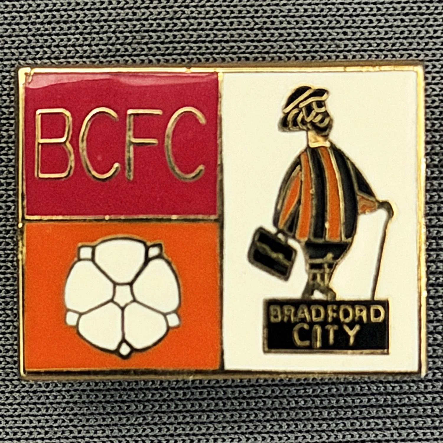 Reference Number: BCMUL010
Size: H 15.2 mm x W 19.9 mm
Pin Type: Brooch Pin
Plating: Gold
Value: £6
Manufacturer: Unknown
Comments: Claret & Amber & White, BCFC, Yorkshire Rose, City Gent