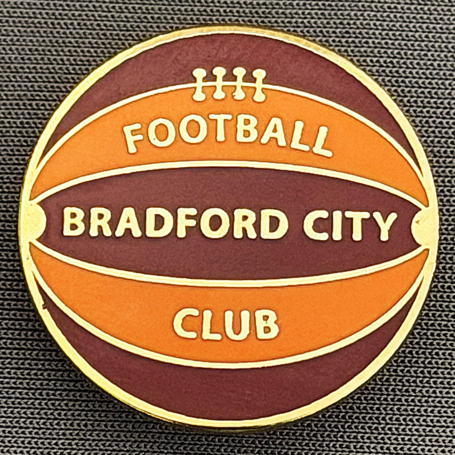 Reference Number: BCBCFC053
Size: D 25 mm
Pin Type: Brooch Pin
Plating: Gold
Value: £6
Manufacturer: Paraders
Comments: Claret & Amber Bradford City Ball