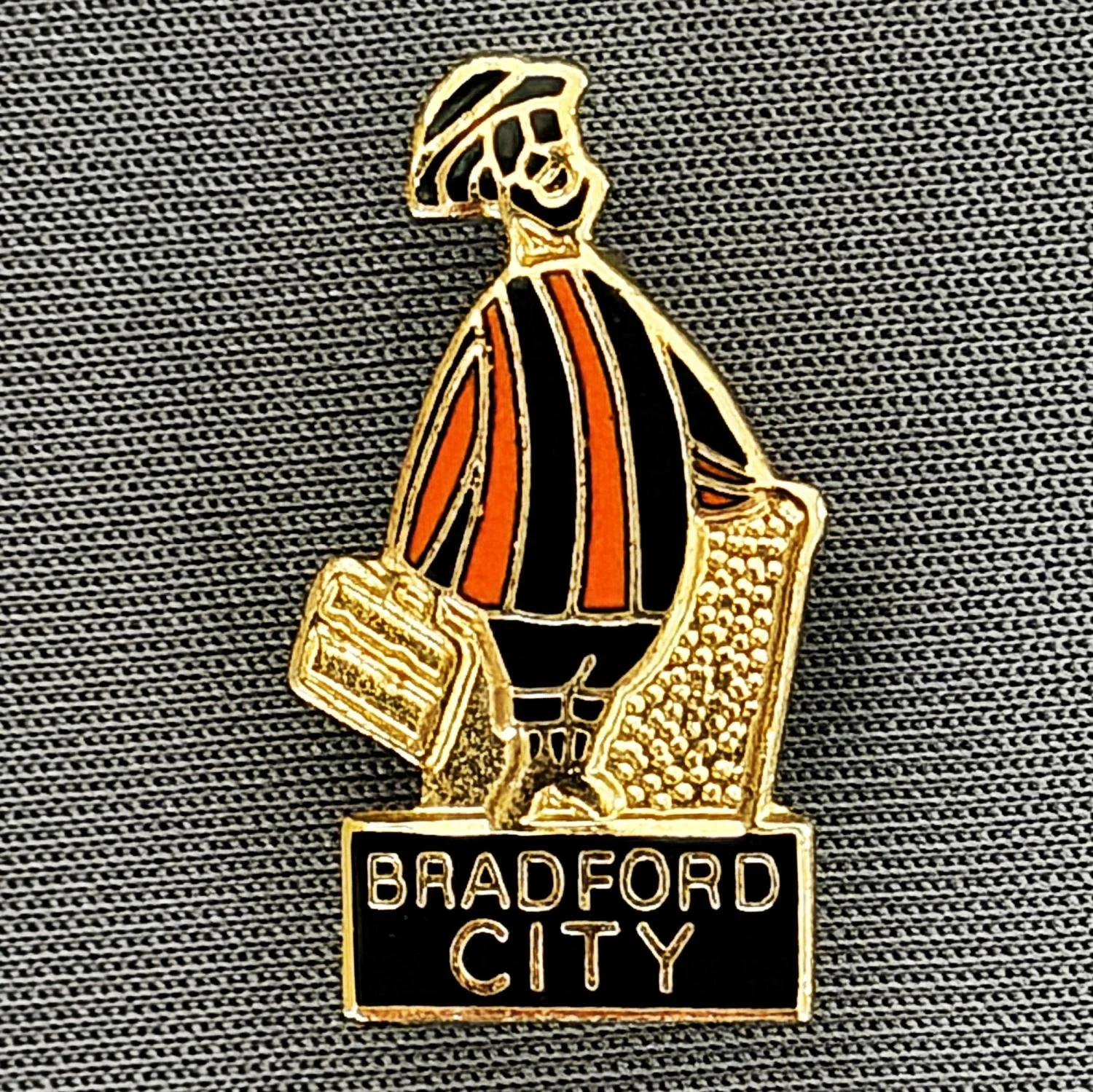Reference Number: BCGEN031
Size: H 24.8 mm x W 14 mm
Pin Type: Brooch Pin
Plating: Gold
Value: £8
Manufacturer: Unknown
Comments: Black City Gent