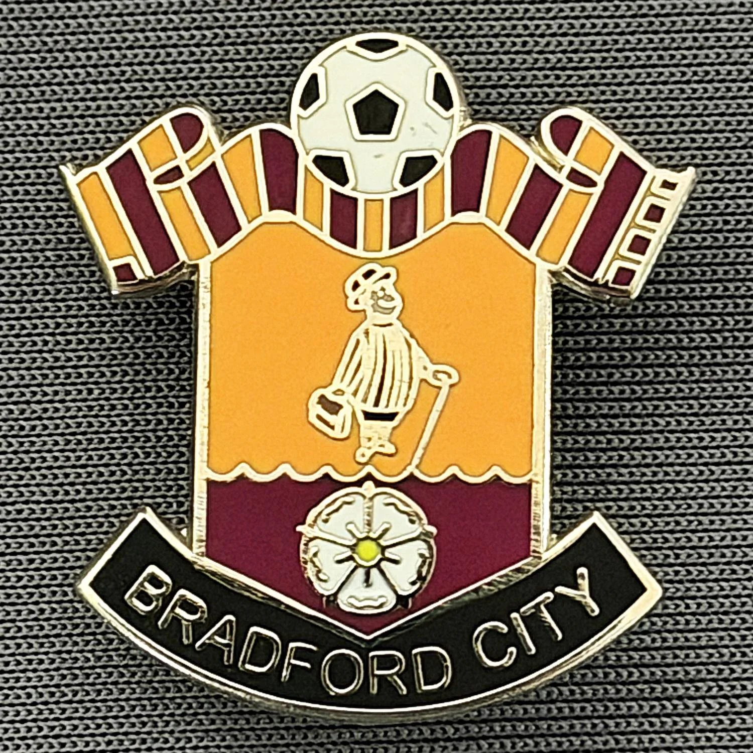 Reference Number: BCMUL019
Size: H 24.2 mm x W 22.3 mm
Pin Type: Brooch Pin
Plating: Silver
Value: £8
Manufacturer: Andy Stokes
Comments: Amber & Claret City Scarf, City Gent, Yorkshire Rose