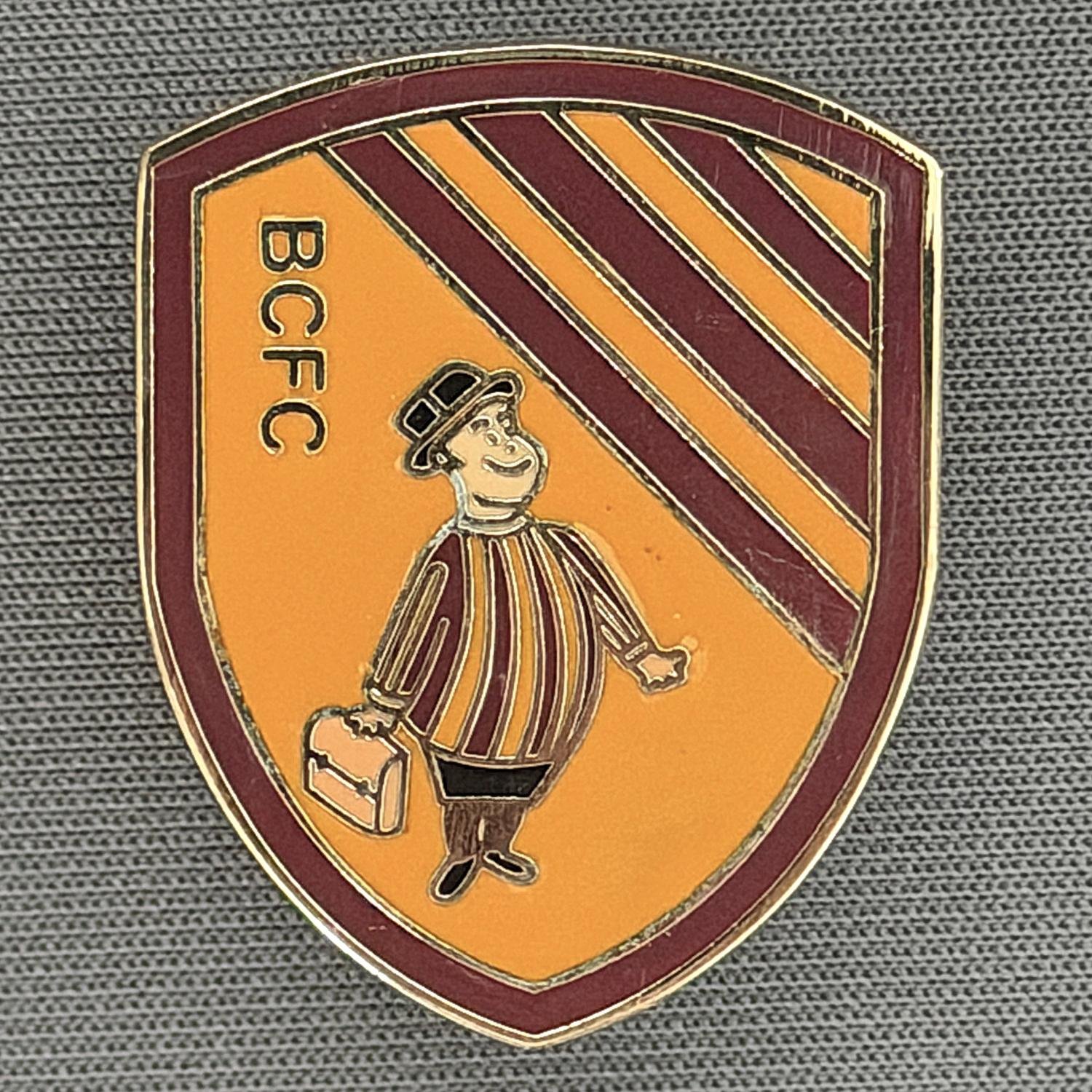 Reference Number: BCGEN110
Size: H 27.9 mm x W 22.2 mm
Pin Type: Brooch Pin
Plating: Gold
Value: £6
Manufacturer: Unknown
Comments: City Gent Shield, Amber & Claret 