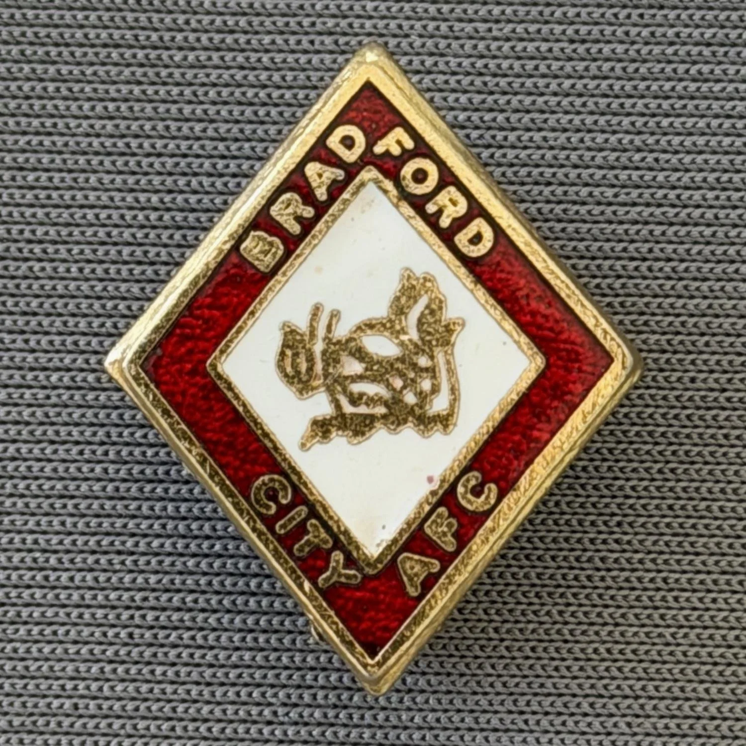 Reference Number: BCBOH025
Size: H 20.7 mm x W 17 mm
Pin Type: Brooch Pin
Plating: Gold
Value: £8
Manufacturer: Not Known
Comments: Boar's Head Diamond Claret & White