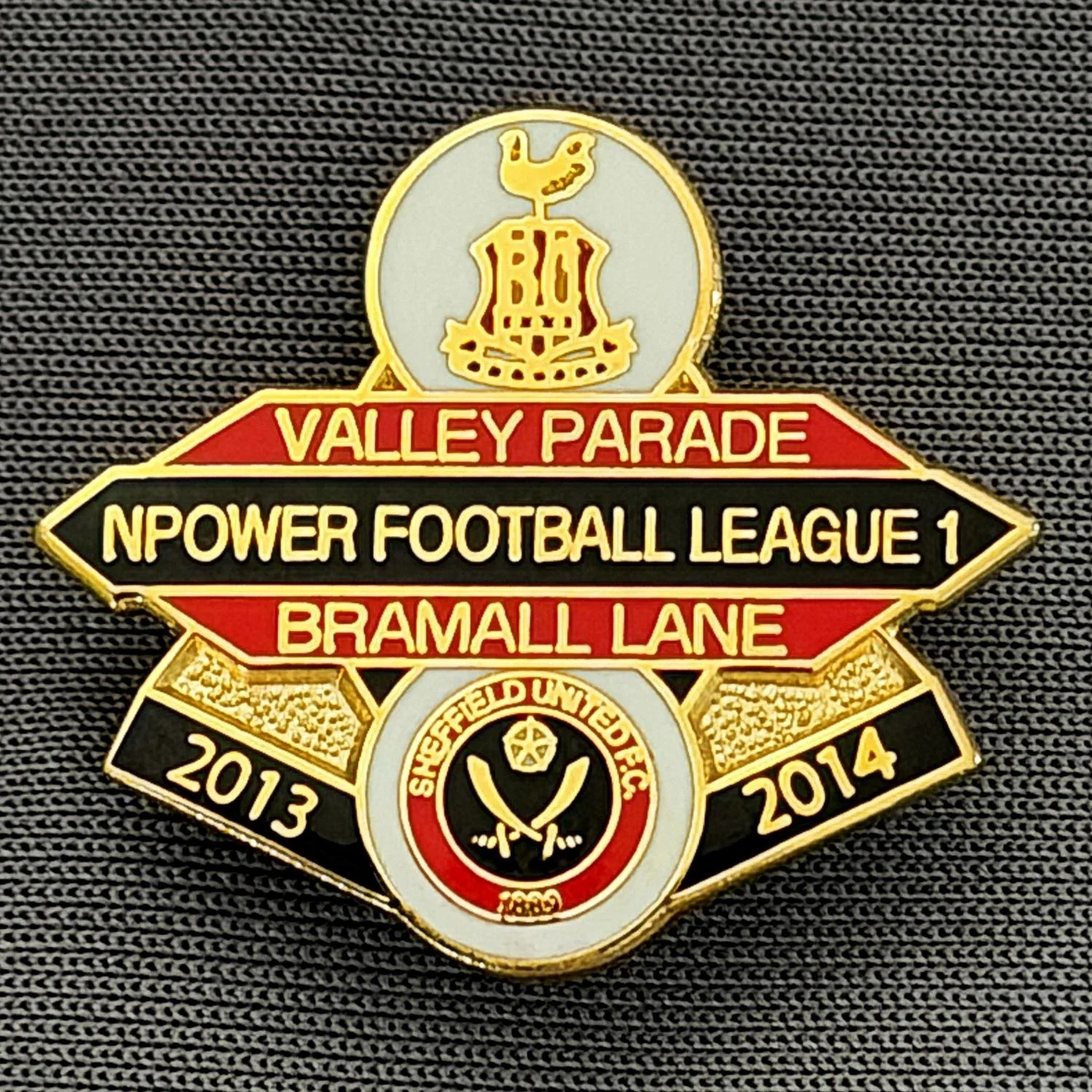 Reference Number: BCOFIX086
Size: H 22.5 mm x W 25.6 mm
Pin Type: Brooch Pin
Plating: Gold
Value: £5
Manufacturer: Unknown
Comments: Bradford City v Sheffield United, League One, White, Red & Black Version