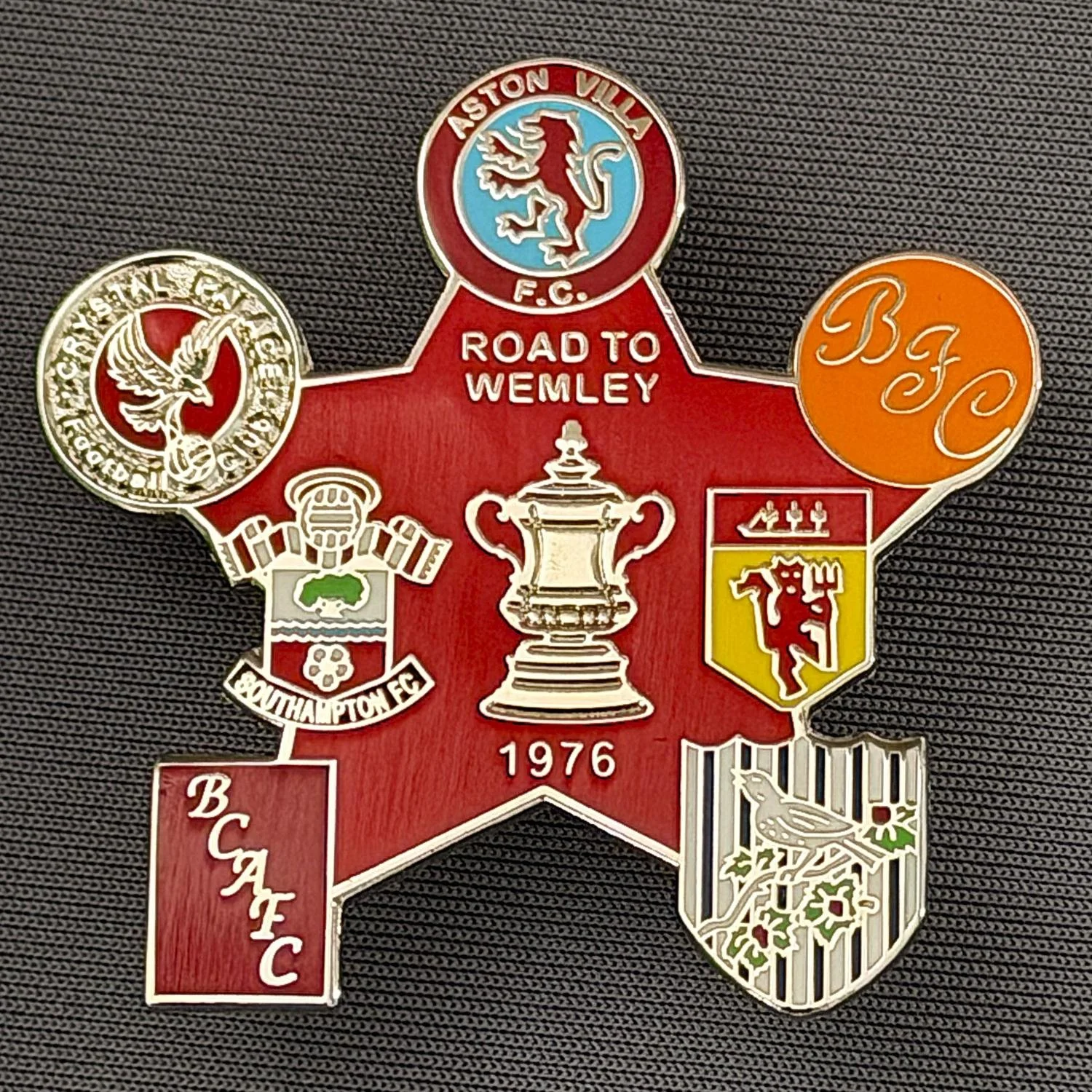 Reference Number: BCFAC046
Size: H 40.8 mm x W 42.1 mm
Pin Type: Double Metal Clutch
Plating: Silver
Value: £5
Manufacturer: Dan Lloyd
Comments: Road to Wembley 1976 Red Version
