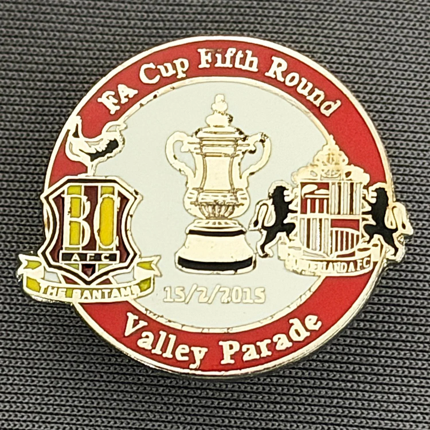 Reference Number: BCFAC103
Size: H 22.8 mm x W 25.4 mm
Pin Type: Metal Clutch
Plating: Silver
Value: £4
Manufacturer: Dan Lloyd
Comments: F.A. Cup Fifth Round 2014/15, v Sunderland, Red & White Version