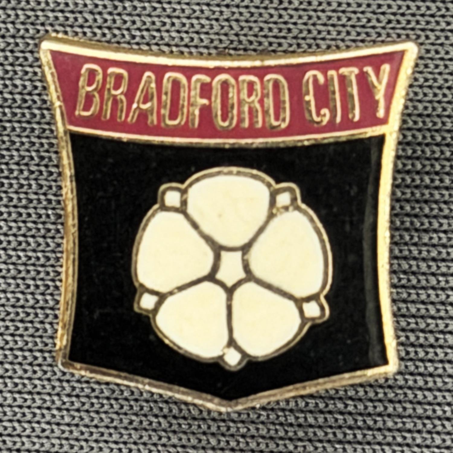 Reference Number: BCYR017
Size: H 15.6 mm x W 15.6 mm
Pin Type: Brooch Pin
Plating: Gold
Value: £8
Manufacturer: Unknown
Comments: Claret & Black City Yorkshire Rose Shield