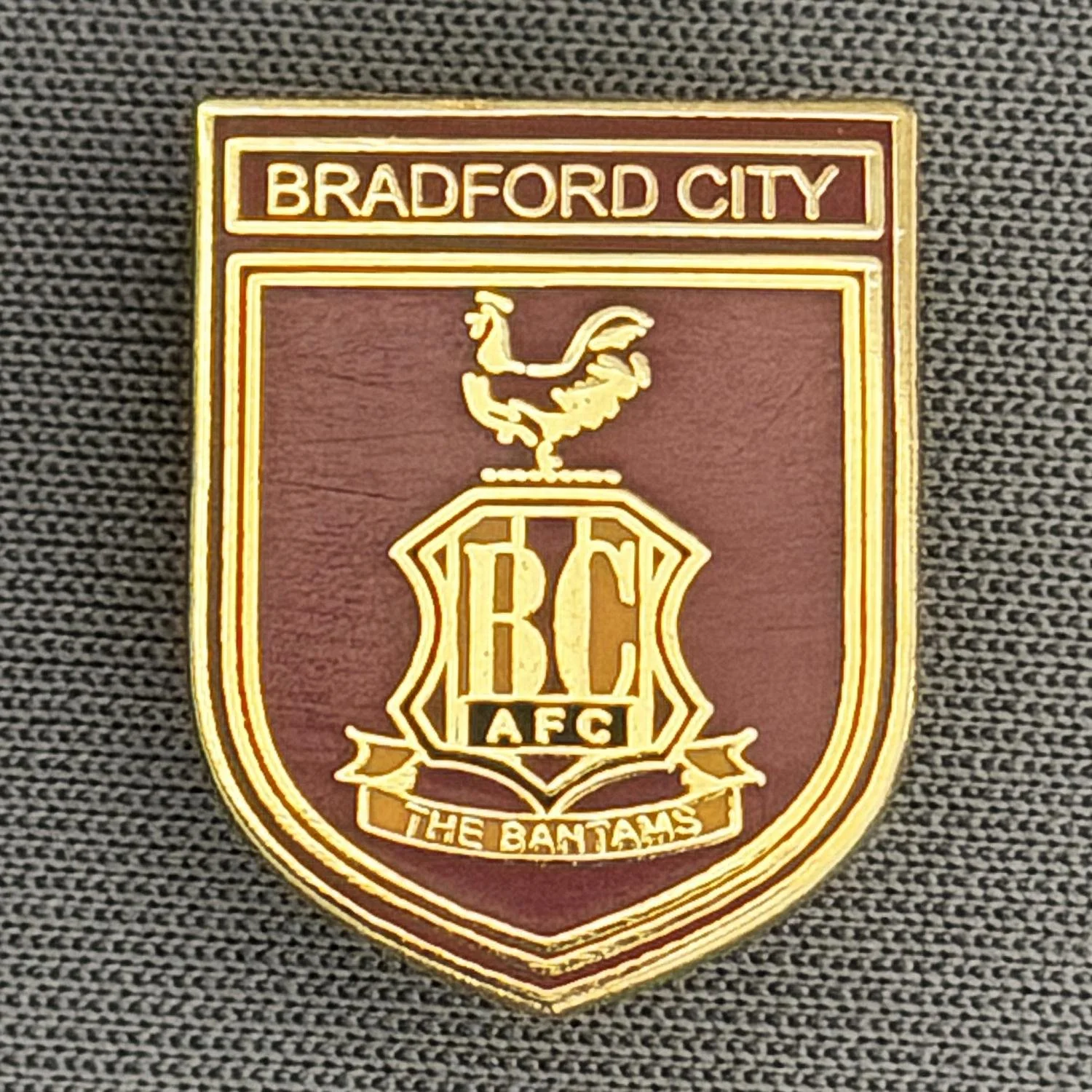 Reference Number: BCC&L123
Size: H 17.9 mm x W 14.1 mm
Pin Type: Brooch Pin
Plating: Gold
Value: £6
Manufacturer: Unknown
Comments: Claret City Crest Shield