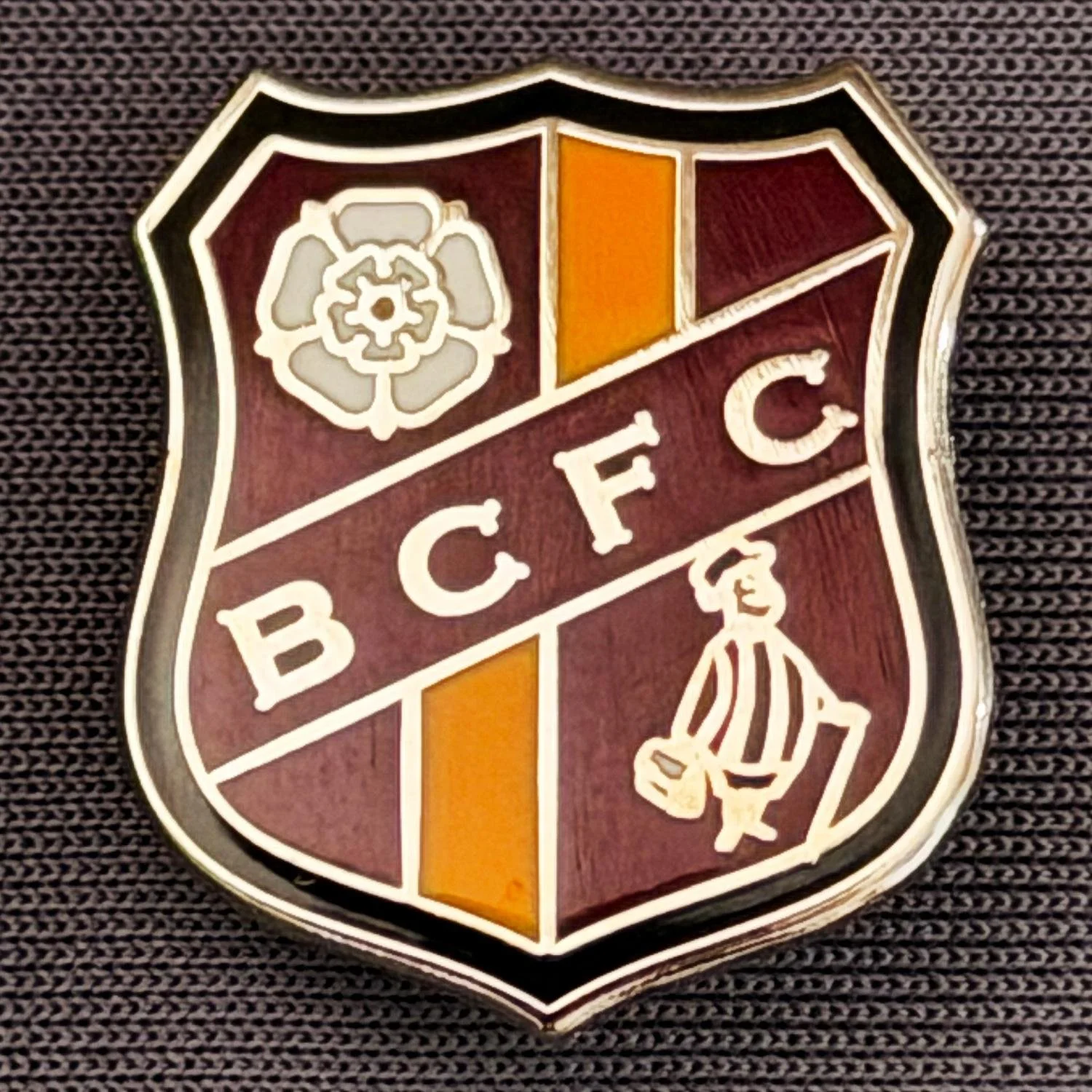 Reference Number: BCMUL025
Size: H 20.6 mm x W 17.8 mm
Pin Type: Brooch Pin
Plating: Silver
Value: £6
Manufacturer: Unknown
Comments: Claret & Amber Shield, Yorkshire Rose, City Gent, Black Edge