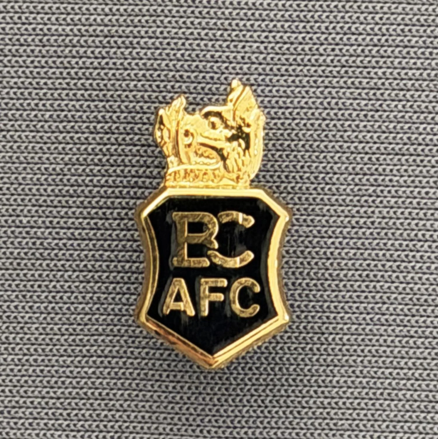 Reference Number: BCBOH033
Size: H 15.8 mm x W 8.6 mm
Pin Type: Brooch Pin
Plating: Gold
Value: £6
Manufacturer: Not Known
Comments: Tiny Black Boar's Head Shield