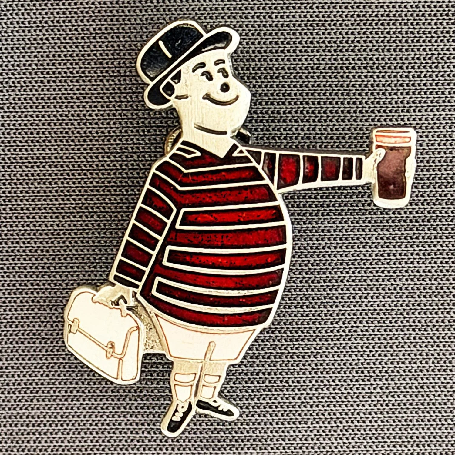 Reference Number: BCGEN081
Size: H 28.8 mm x W 20.9 mm
Pin Type: Brooch Pin
Plating: Antique Silver
Value: £20
Manufacturer: Bradford City Badges
Comments: City Gent Beer Cloisonne, White Briefcase. One Off Badge.