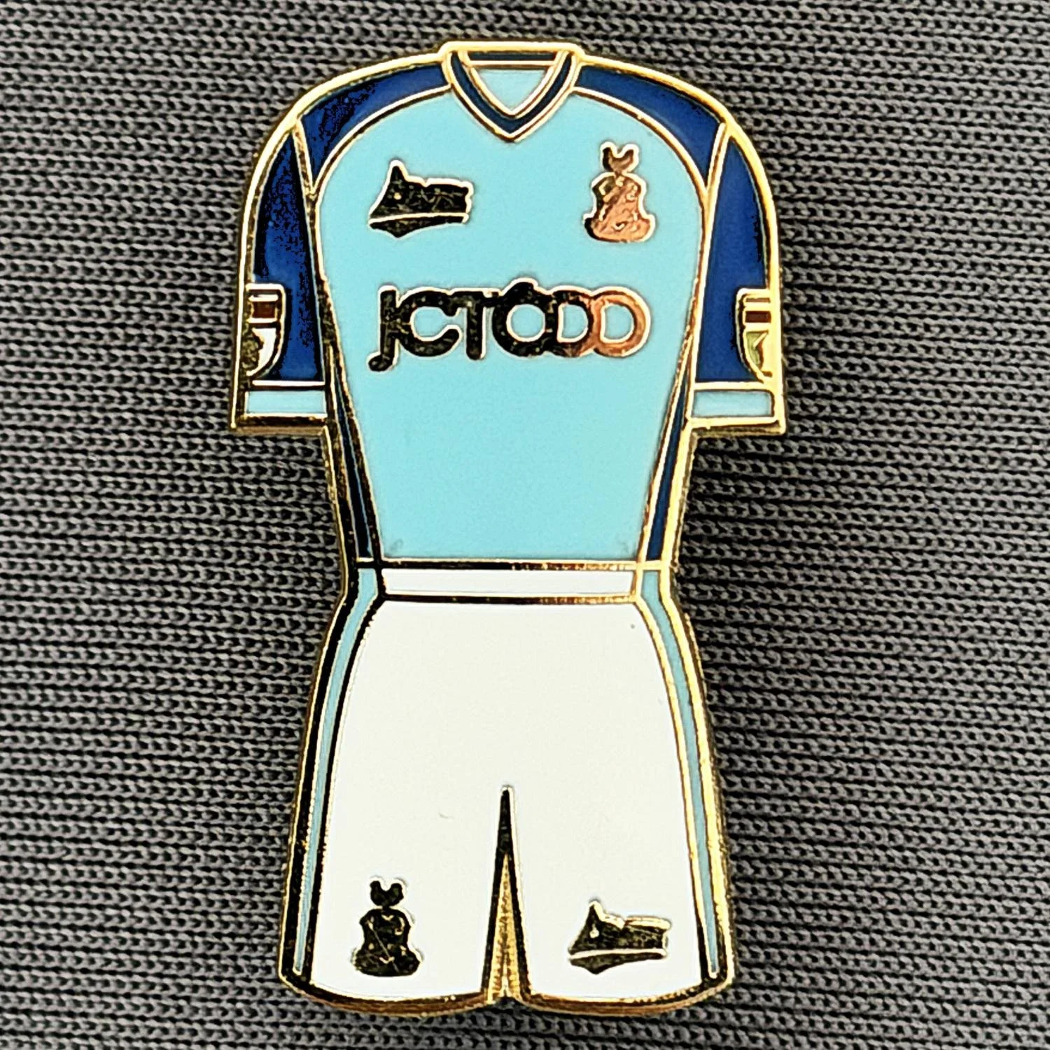 Reference Number: BCKIT084
Size: H 25.6 mm x W 14.7 mm
Pin Type: Double Rubber Clutch
Plating: Gold
Value: £4
Manufacturer: Unknown
Comments: 2018/19 Away Kit