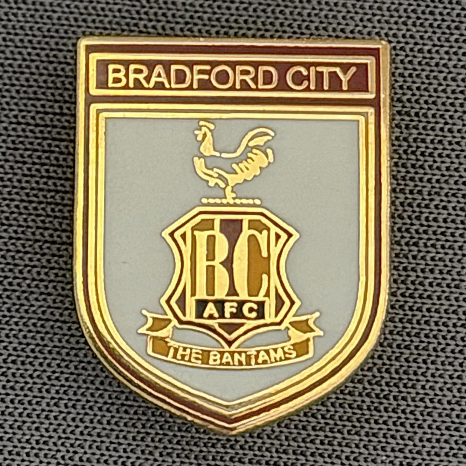 Reference Number: BCC&L122
Size: H 17.9 mm x W 14.1 mm
Pin Type: Brooch Pin
Plating: Gold
Value: £6
Manufacturer: Unknown
Comments: Claret & White City Crest Shield