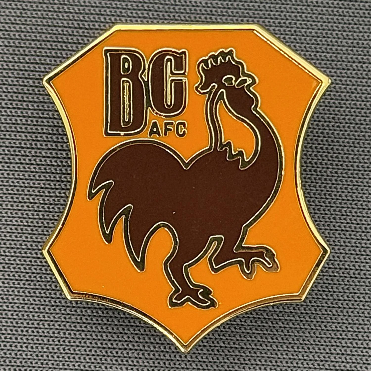 Reference Number: BCBAN061
Size: H 24.8 mm x W 21.5 mm
Pin Type: Metal Clutch
Plating: Gold
Value: £6
Manufacturer: Unknown
Comments: Amber & Claret, BC Bantam Shield 