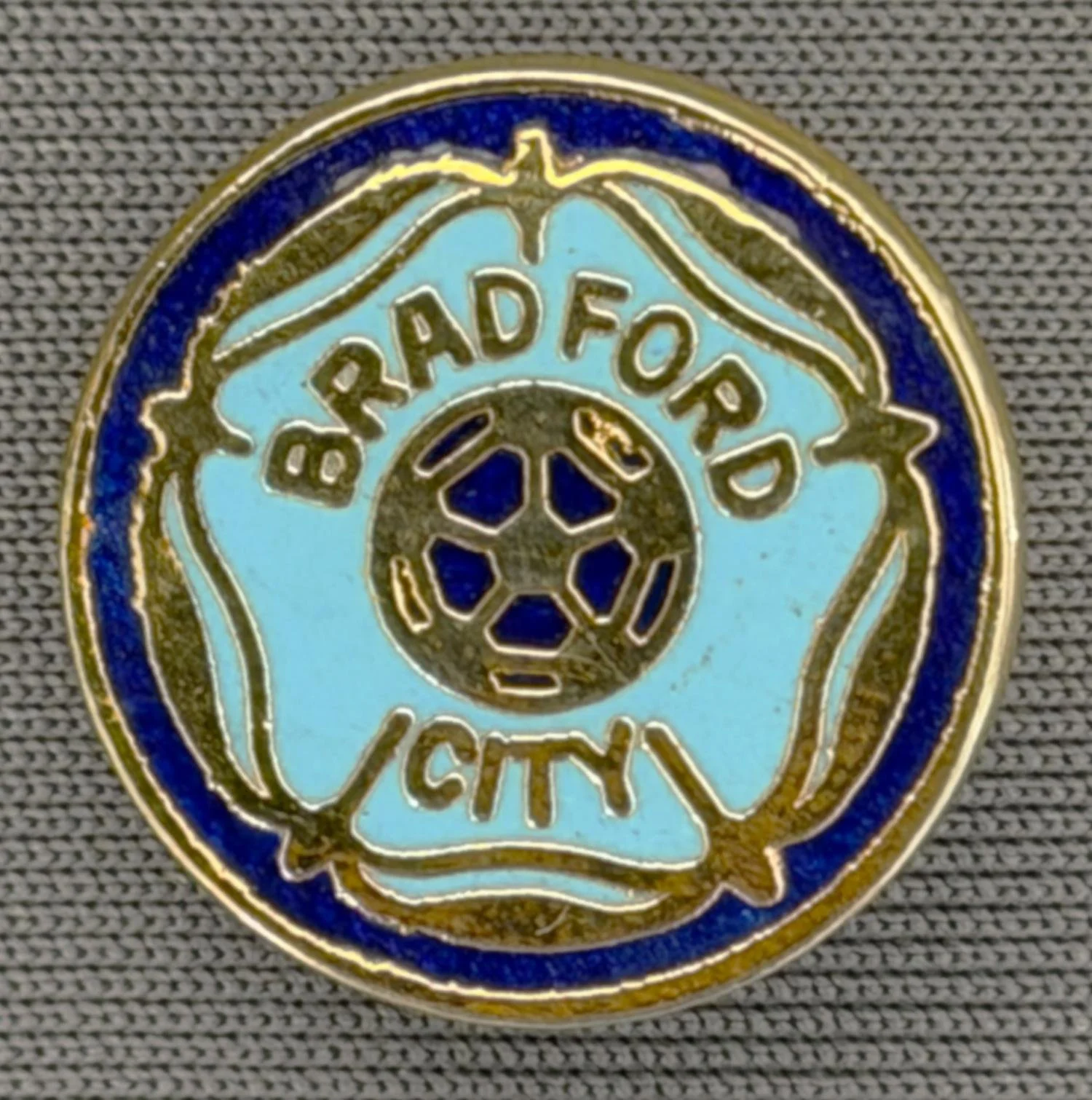 Reference Number: BCYR007
Size: D 17.2 mm
Pin Type: Brooch Pin
Plating: Gold
Value: £8
Manufacturer: Unknown
Comments: 2 Blues Yorkshire Rose 
