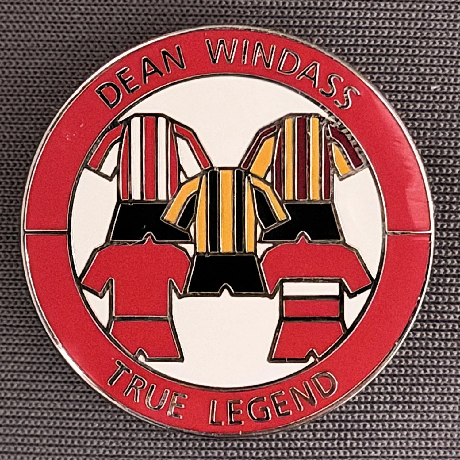 Reference Number: BCUN031
Size: D 26 mm
Pin Type: Brooch Pin
Plating: Silver
Value: £6
Manufacturer: Unknown
Comments: Dean Windass True Legend, Limited Edition 25, Red & White, Silver Version