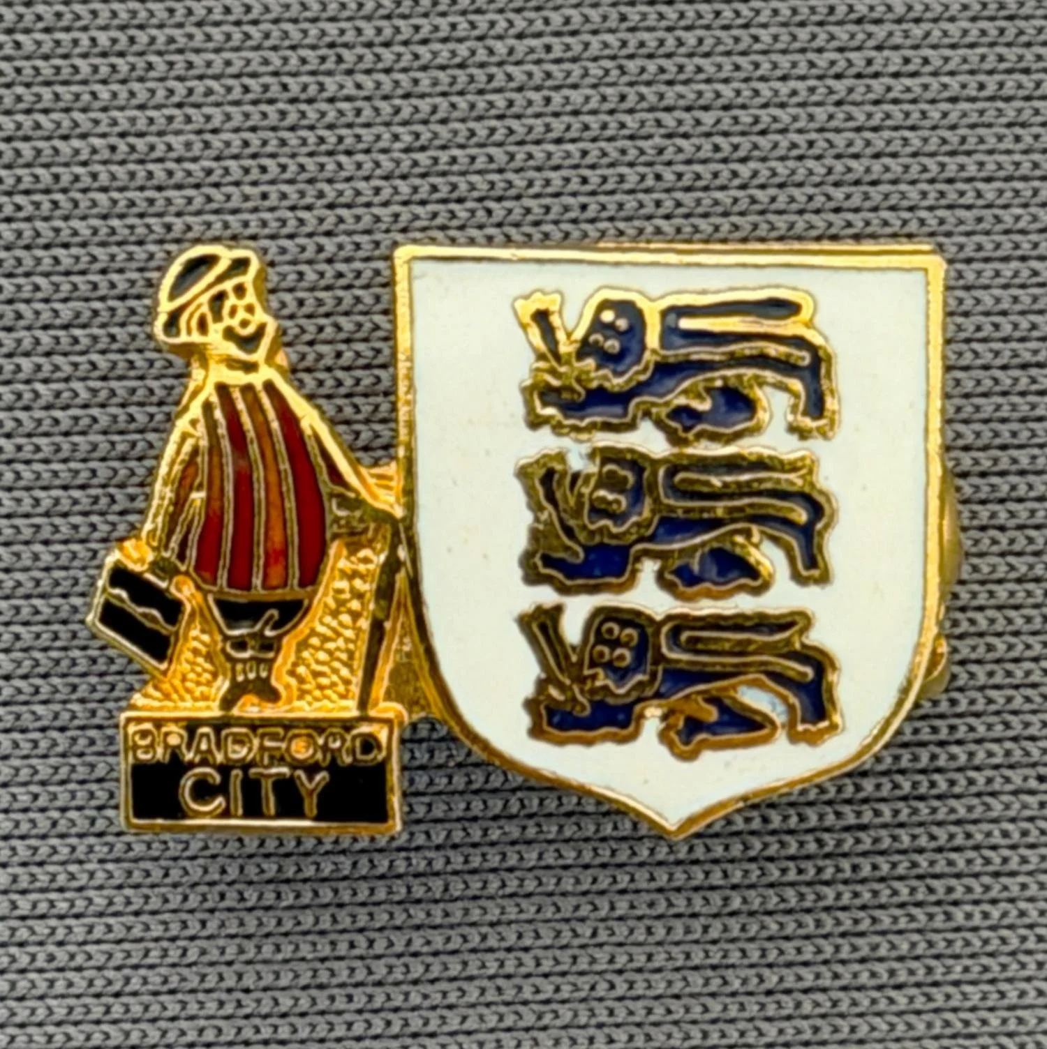 Reference Number: BCFLA015
Size: H 12.7 mm x W 18.4 mm
Pin Type: Brooch Pin
Plating: Gold
Value: £6
Manufacturer: Not Known
Comments: City Gent & 3 Lions Crest