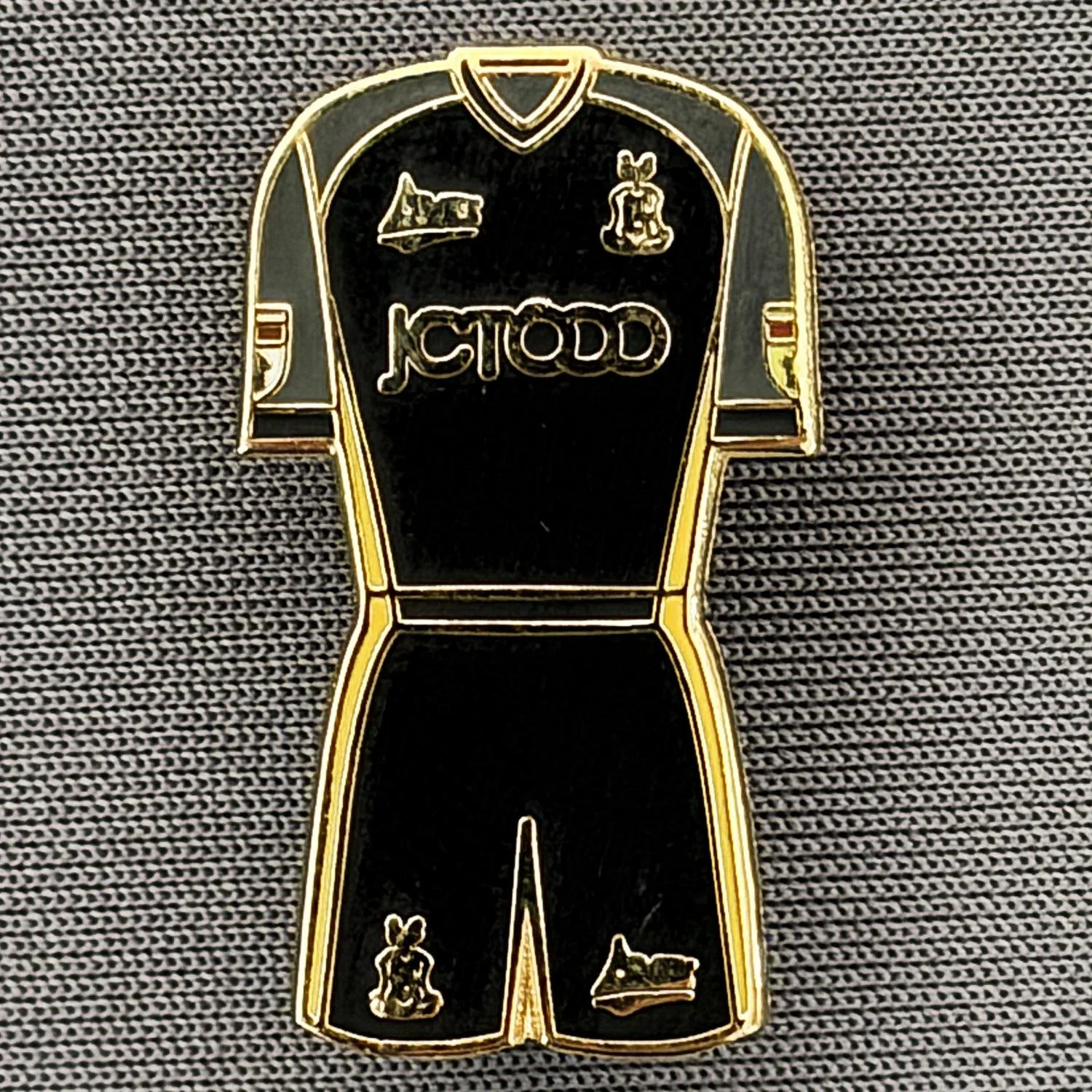 Reference Number: BCKIT082
Size: H 25.6 mm x W 14.7 mm
Pin Type: Double Rubber Clutch
Plating: Gold
Value: £4
Manufacturer: Unknown
Comments: 2018/19 Third Kit