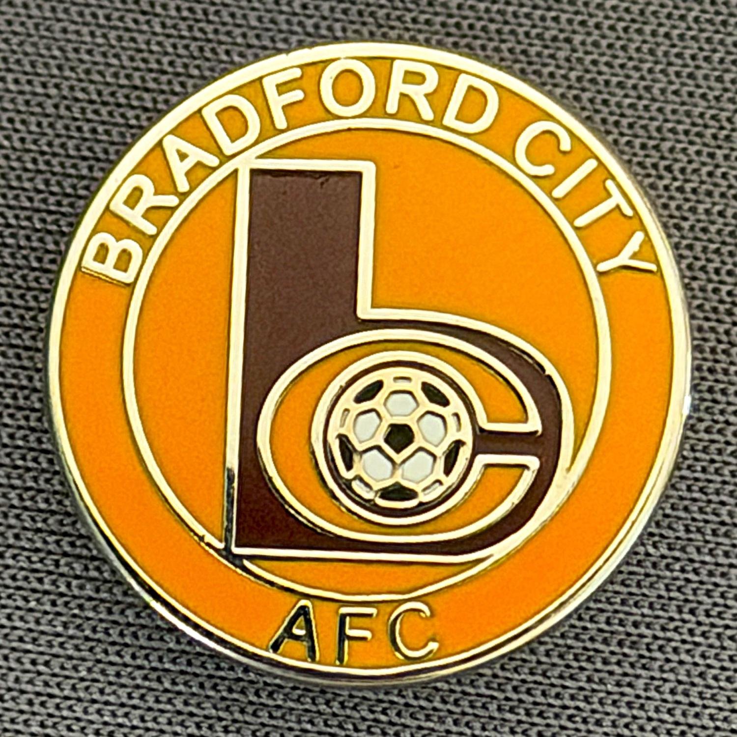 Reference Number: BCC&L141
Size: D 18.4 mm
Pin Type: Brooch Pin
Plating: Silver
Value: £6
Manufacturer: Unknown
Comments: Amber Bradford City BC Logo