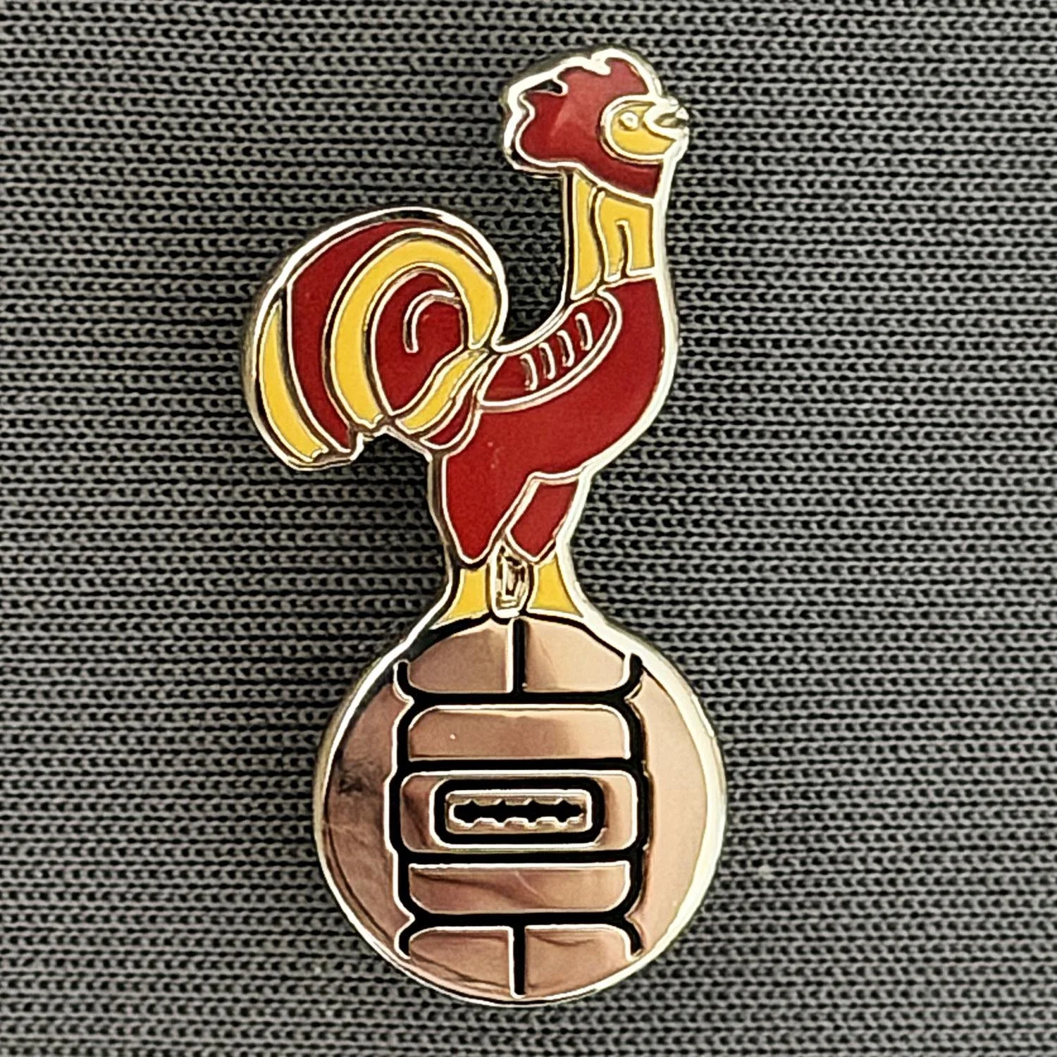 Reference Number: BCBAN029
Size: H 25 mm x W 11.9 mm
Pin Type: Brooch Pin
Plating: Silver
Value: £8
Manufacturer: Paraders
Comments: Claret & Amber, Bantam Ball Crest