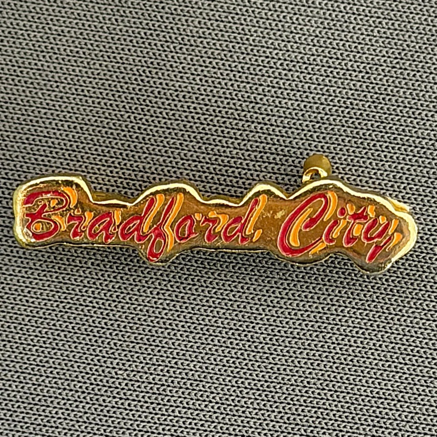 Reference Number: BCBCFC030
Size: H 6.1 mm x W 25.5 mm
Pin Type: Brooch Pin
Plating: Gold
Value: £6
Manufacturer: Unknown
Comments: Bradford City Claret Version
