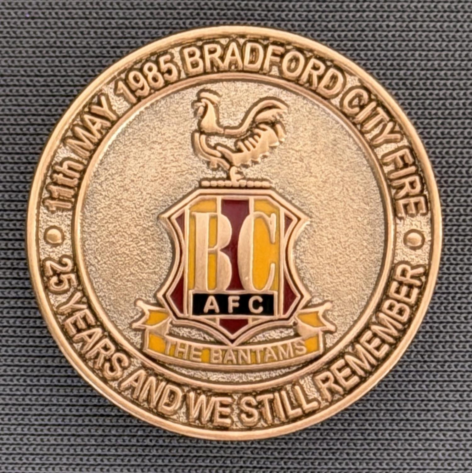 Reference Number: BCFIR011
Size: D 25 mm
Pin Type: Brooch Pin
Plating: Bronze
Value: £10
Manufacturer: Bradford Irish Club
Comments: Limited Edition of 250. It would appear to be a direct copy of the limited edition set with enamel added.