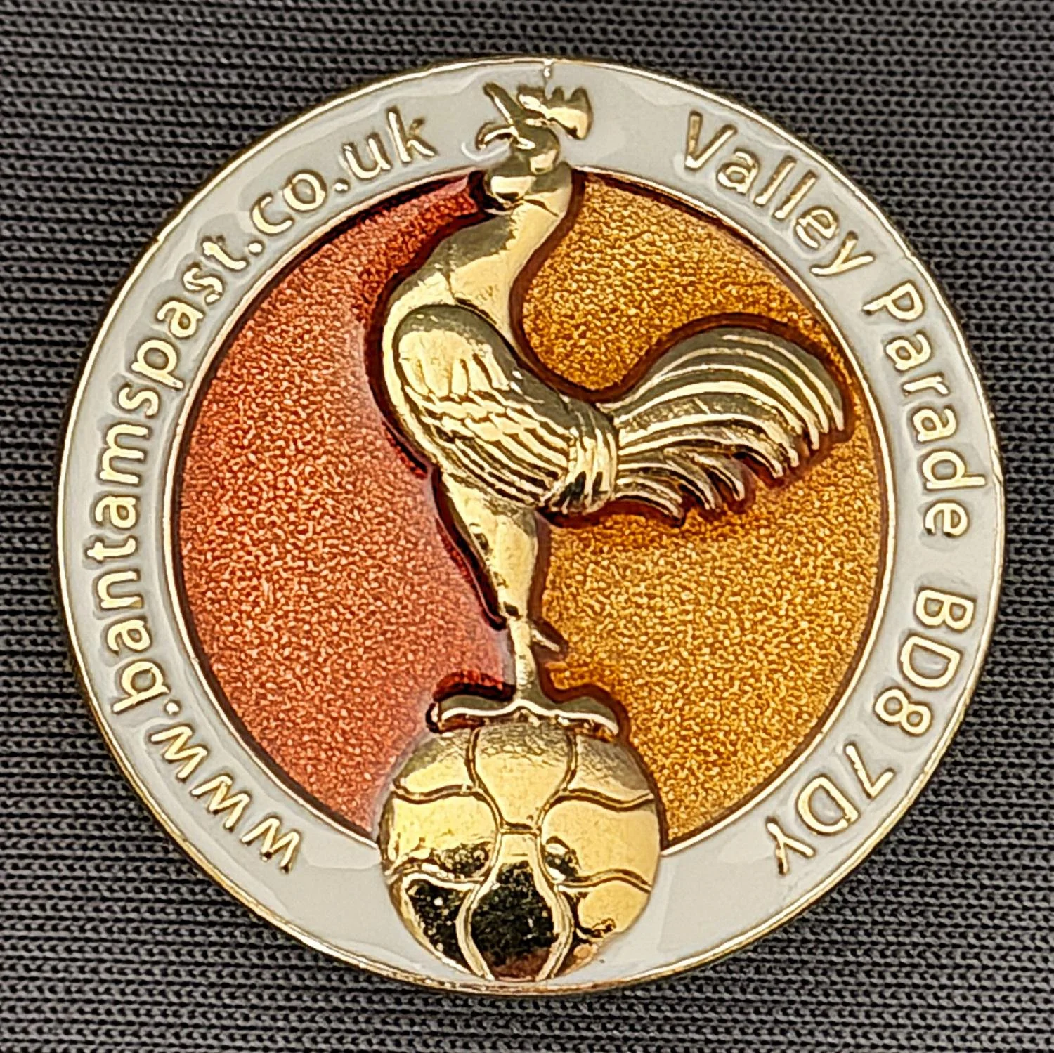 Reference Number: BCBAN011
Size: D 27.9 mm
Pin Type: Brooch Pin
Plating: Gold
Value: £8
Manufacturer: Paraders
Comments: Claret, Amber & White Bantam Crest