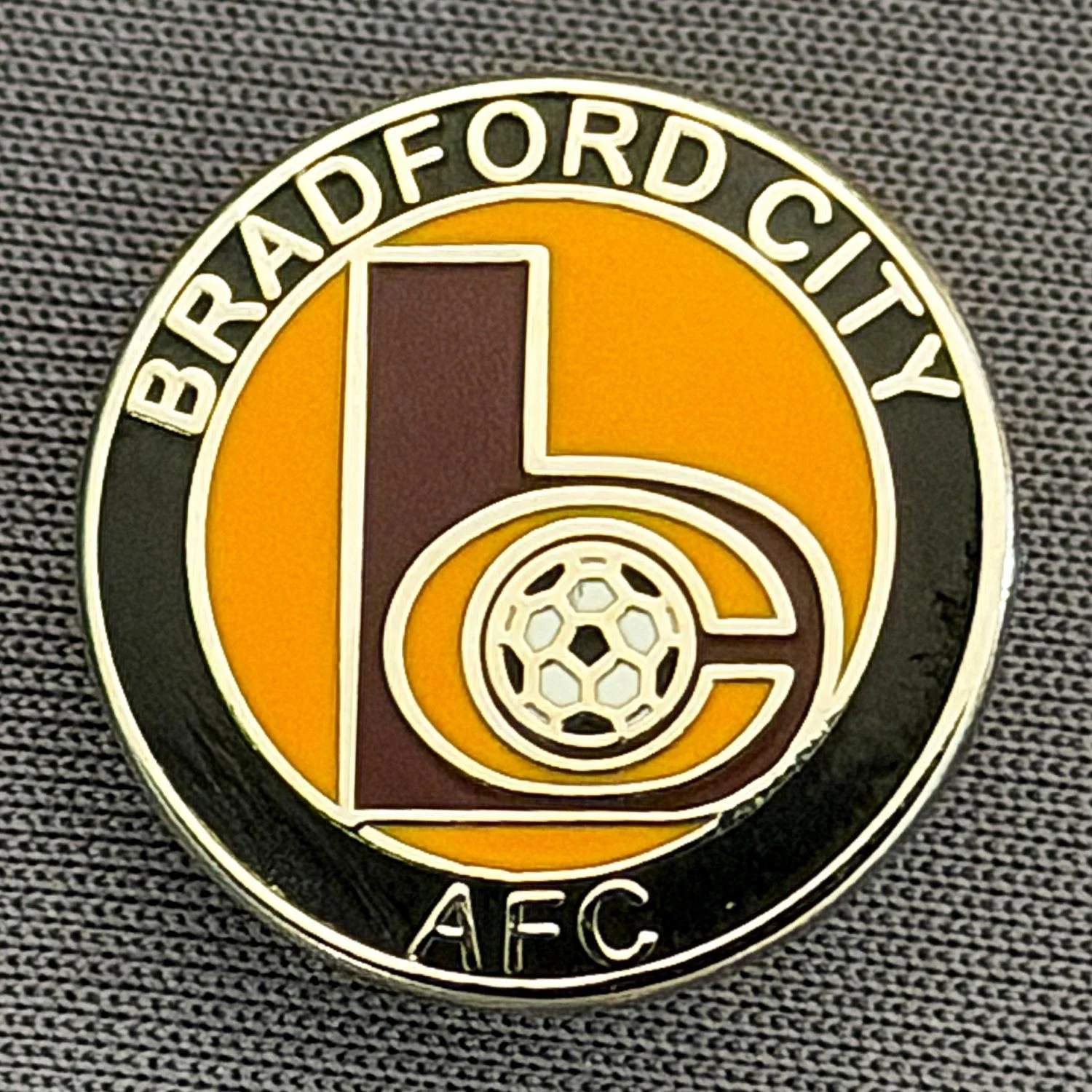 Reference Number: BCC&L143
Size: D 18.4 mm
Pin Type: Brooch Pin
Plating: Silver
Value: £6
Manufacturer: Unknown
Comments: Amber & Black Bradford City BC Logo