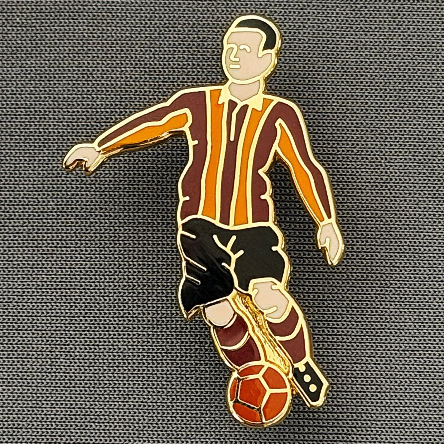 Reference Number: BCKIT077
Size: H 34 mm x W 22.7 mm
Pin Type: Double Metal Clutch
Plating: Gold
Value: £6
Manufacturer: Unknown
Comments: Footballer in City Kit