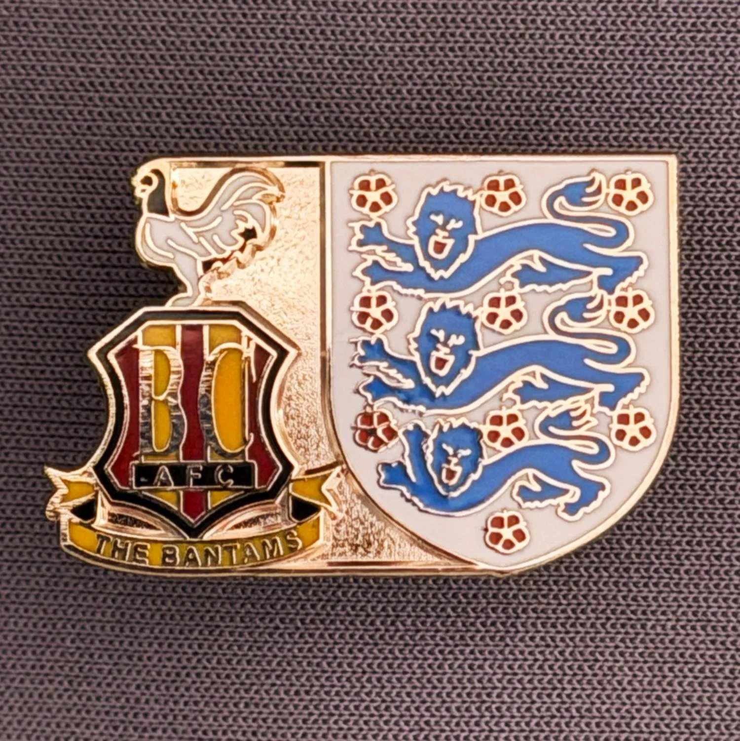 Reference Number: BCFLA038
Size: H 17 mm x W 25 mm
Pin Type: Metal Clutch
Plating: Gold
Value: £6
Manufacturer: Not Known
Comments: City & England 3 Lions Crest