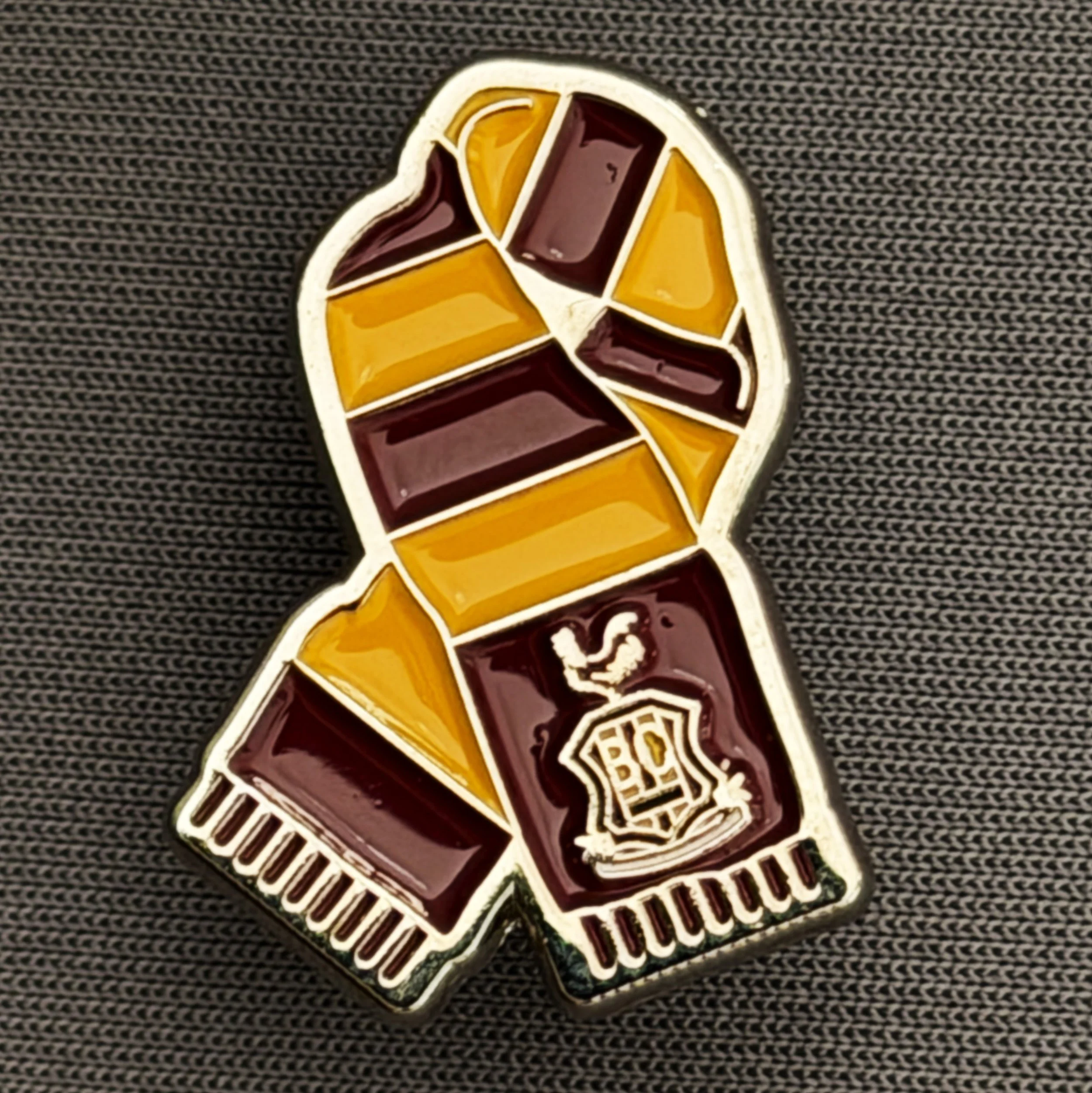 Reference Number: BCSCA008
Size: H 25.1 mm x W 17.7 mm
Pin Type: Metal Clutch
Plating: Silver
Value: £6
Manufacturer: Bradford City Shop
Comments: Claret & Amber Scarf with City Logo