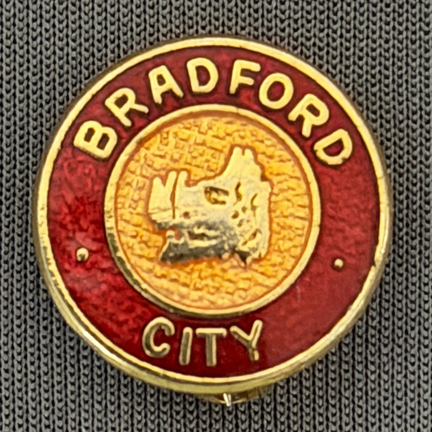 Reference Number: BCBOH013
Size: D 16.4 mm
Pin Type: Brooch Pin
Plating: Gold
Value: £10
Manufacturer: Not Known
Comments: Boars Head, Small Head Version