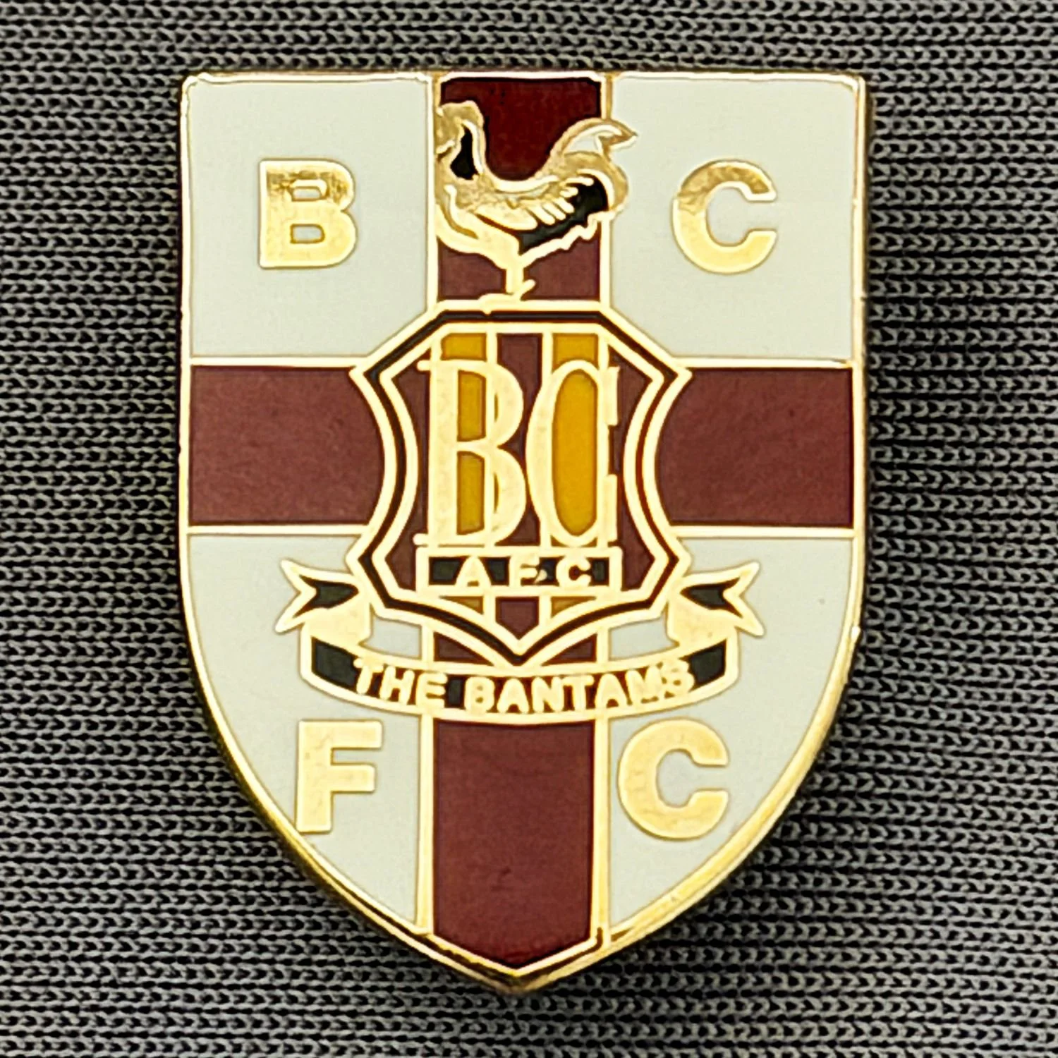 Reference Number: BCFLA049
Size: H 22.3 mm x W 16.4 mm
Pin Type: Brooch Pin
Plating: Gold
Value: £6
Manufacturer: Unknown
Comments: Claret St. George's Cross Shield, City Crest