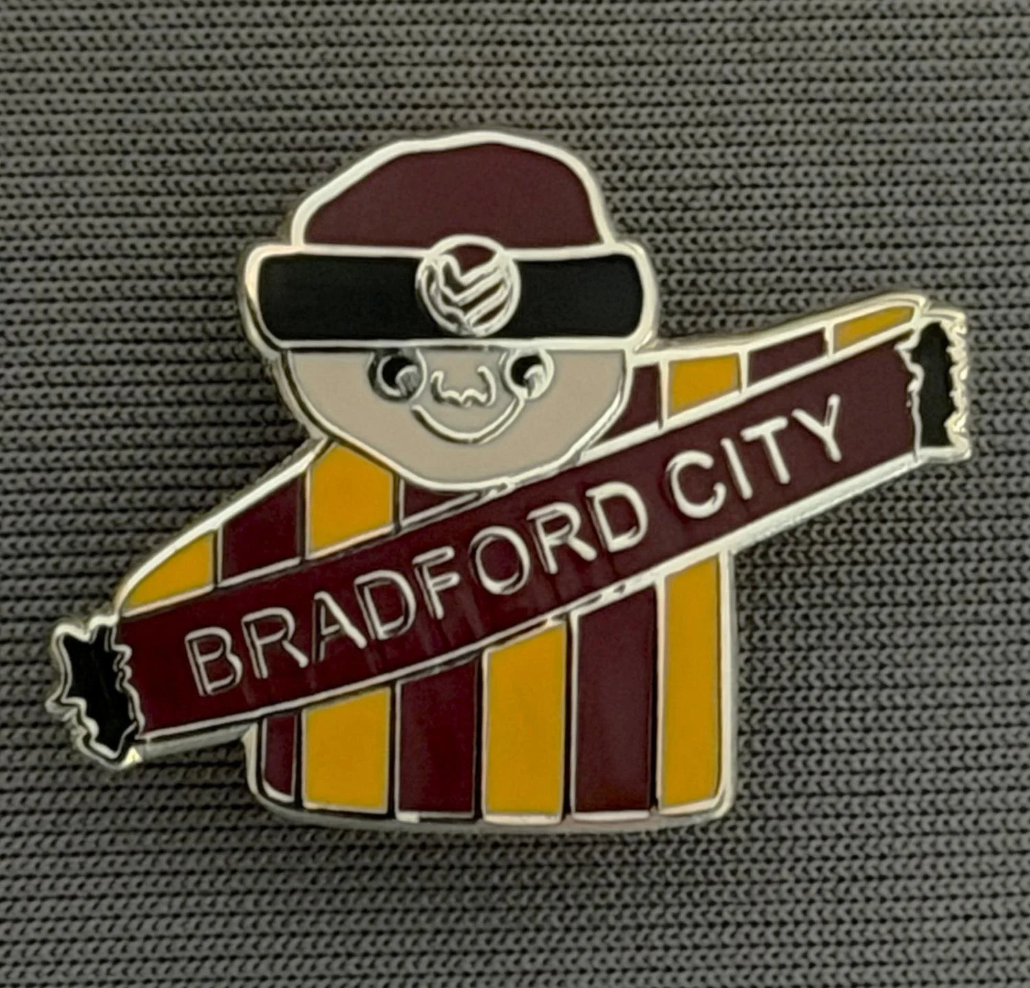 Reference Number: BCCTN057
Size: H 19.9 mm x W 27.9 mm
Pin Type: Brooch Pin
Plating: Silver
Value: £6
Manufacturer: Not Known
Comments: Snowman in Bradford City Kit, Silver Version