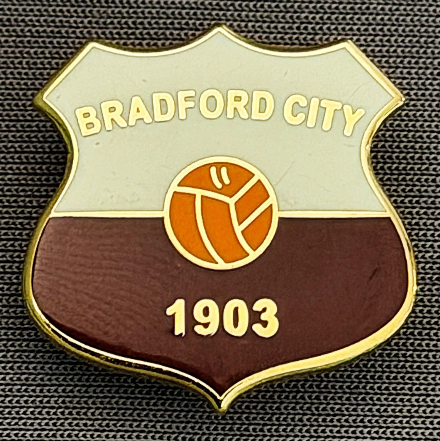 Reference Number: BCBCFC044
Size: H 20.9 mm x W 20.8 mm
Pin Type: Brooch Pin
Plating: Gold
Value: £6
Manufacturer: Unknown
Comments: Bradford City White & Claret Shield, Amber Ball, Large Version