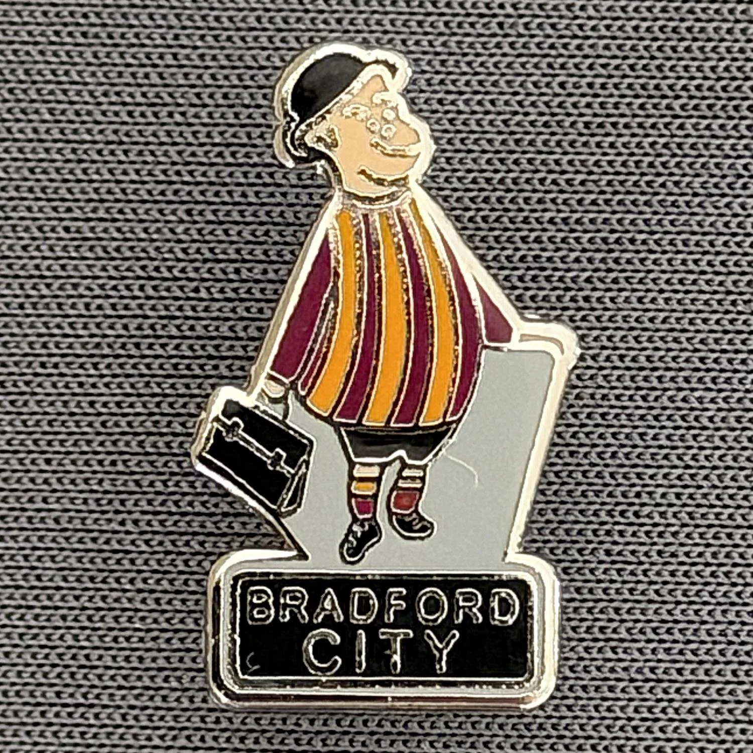 Reference Number: BCGEN026
Size: H 19.9 mm x W 11.3 mm
Pin Type: Metal Clutch
Plating: Gold
Value: £8
Manufacturer: Unknown
Comments: Tiny Grey Background City Gent