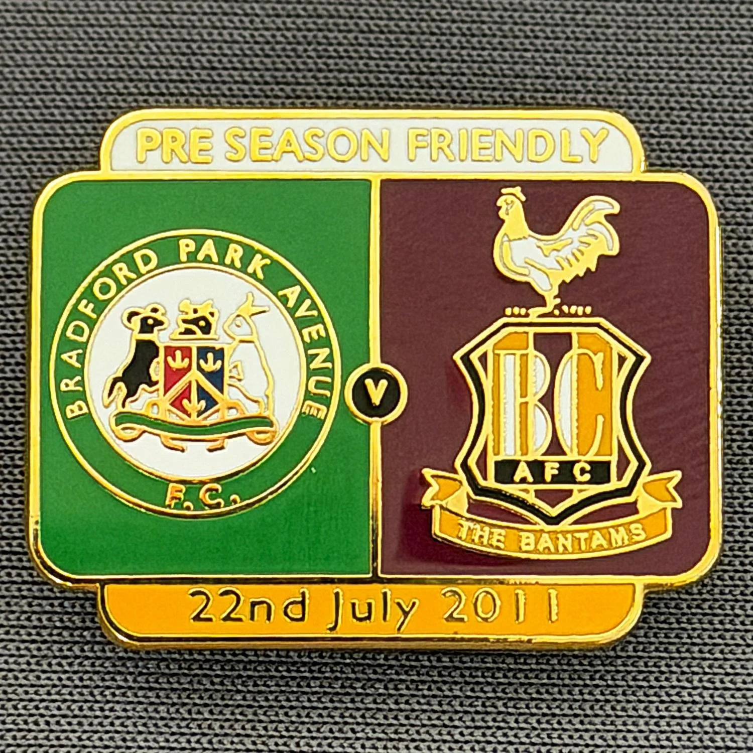 Reference Number: BCOFIX148
Size: H 20.5 mm x W 26.2 mm
Pin Type: Brooch Pin
Plating: Gold
Value: £5
Manufacturer: Black Dragon
Comments: Bradford Park Avenue v Bradford City Pre Season Friendly 2011