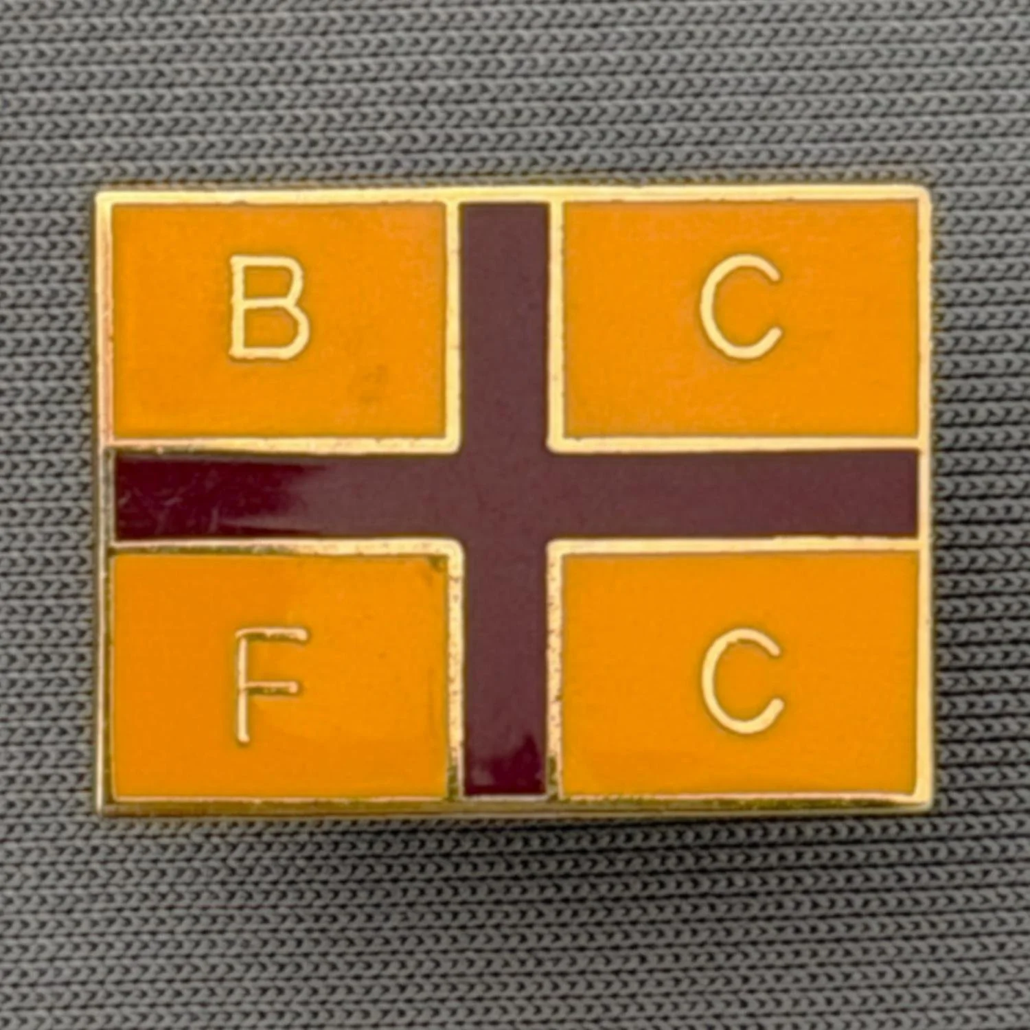 Reference Number: BCFLA008
Size: H 15 mm x W 20 mm
Pin Type: Brooch Pin
Plating: Gold
Value: £6
Manufacturer: Not Known
Comments: St George Flag in Claret & Amber