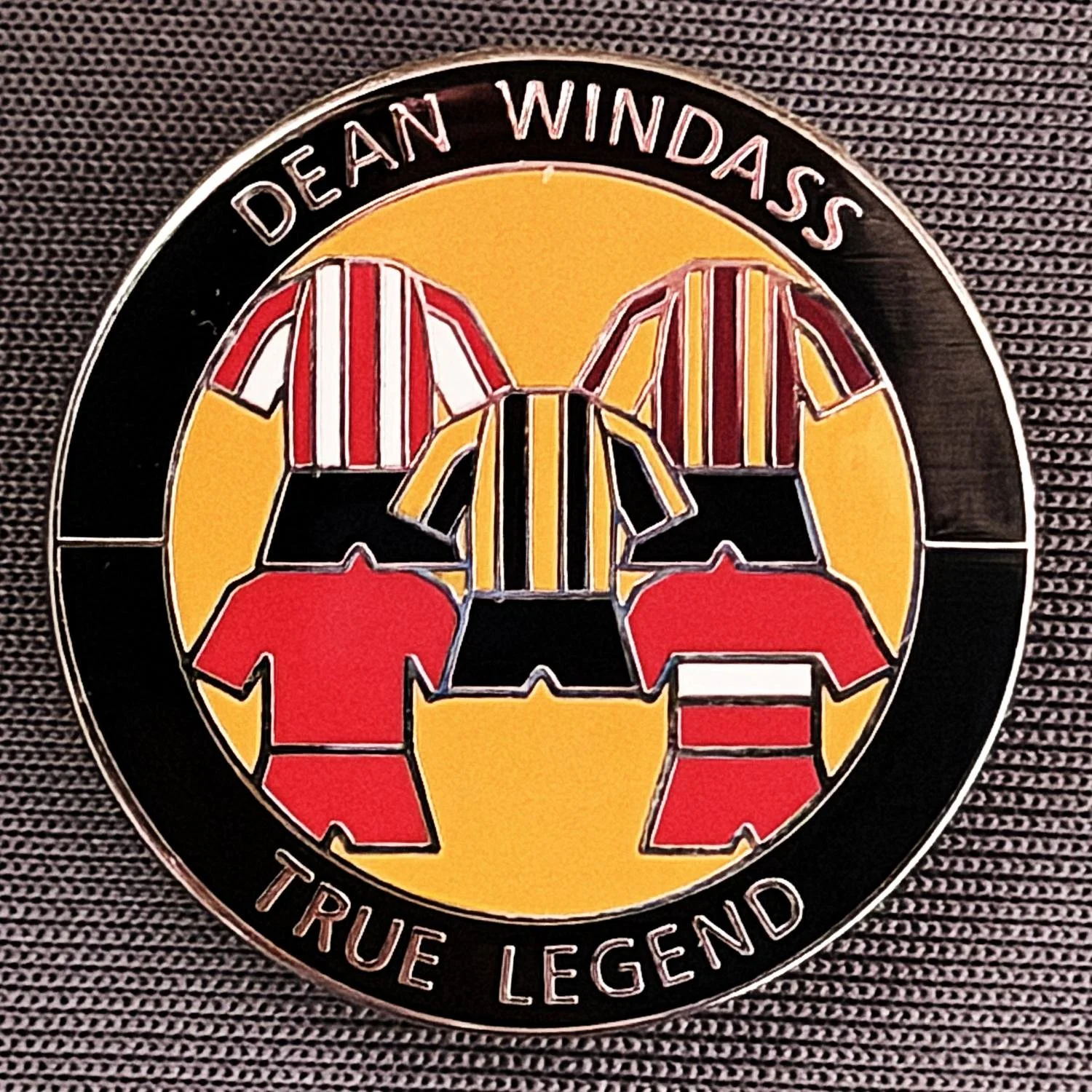 Reference Number: BCUN029
Size: D 26 mm
Pin Type: Brooch Pin
Plating: Silver
Value: £6
Manufacturer: Unknown
Comments: Dean Windass True Legend, Limited Edition 25, Black & Amber, Silver Version