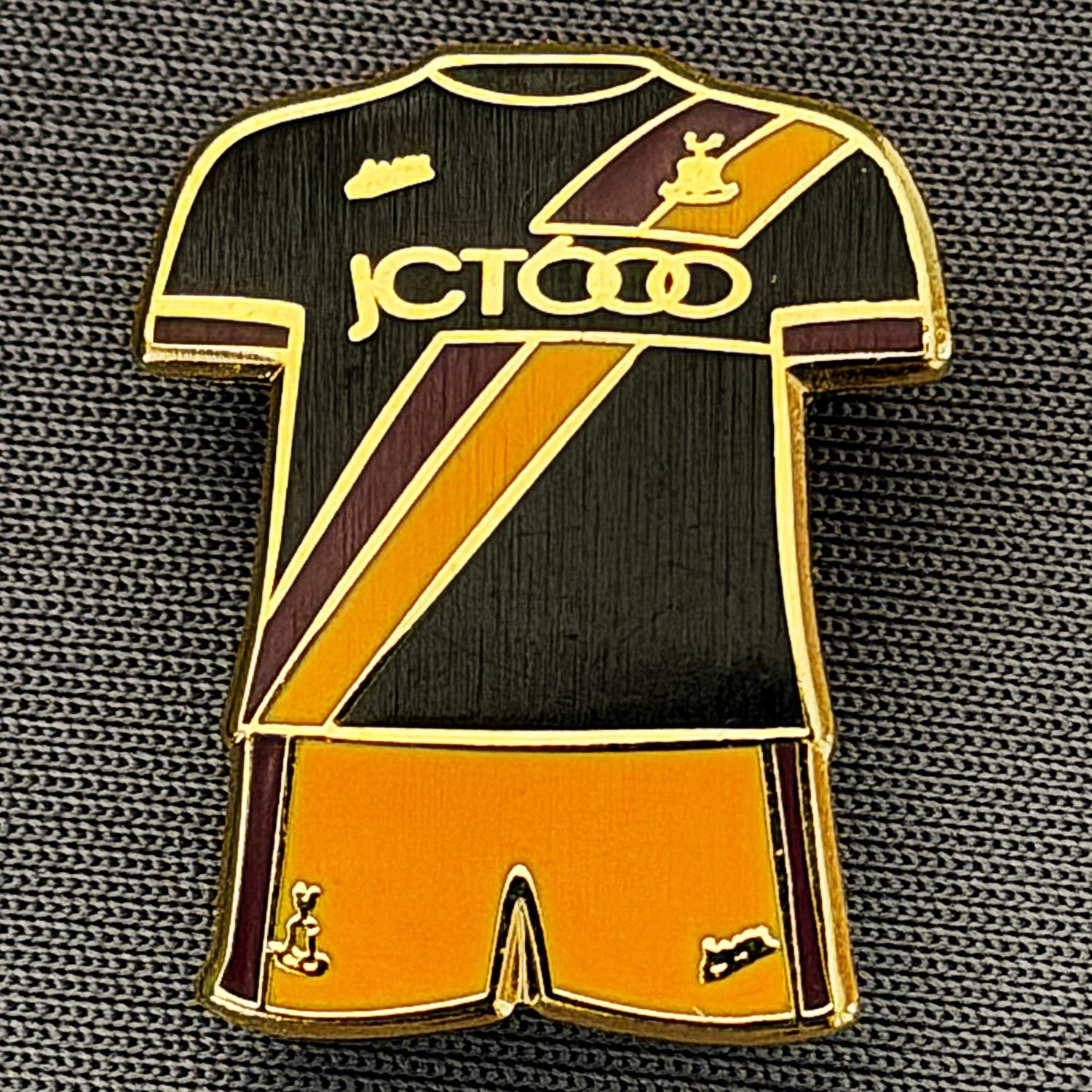 Reference Number: BCKIT029
Size: H 22.8 mm x W 18.8 mm
Pin Type: Brooch Pin
Plating: Gold
Value: £5
Manufacturer: Unknown
Comments: 2016/17 Third Kit