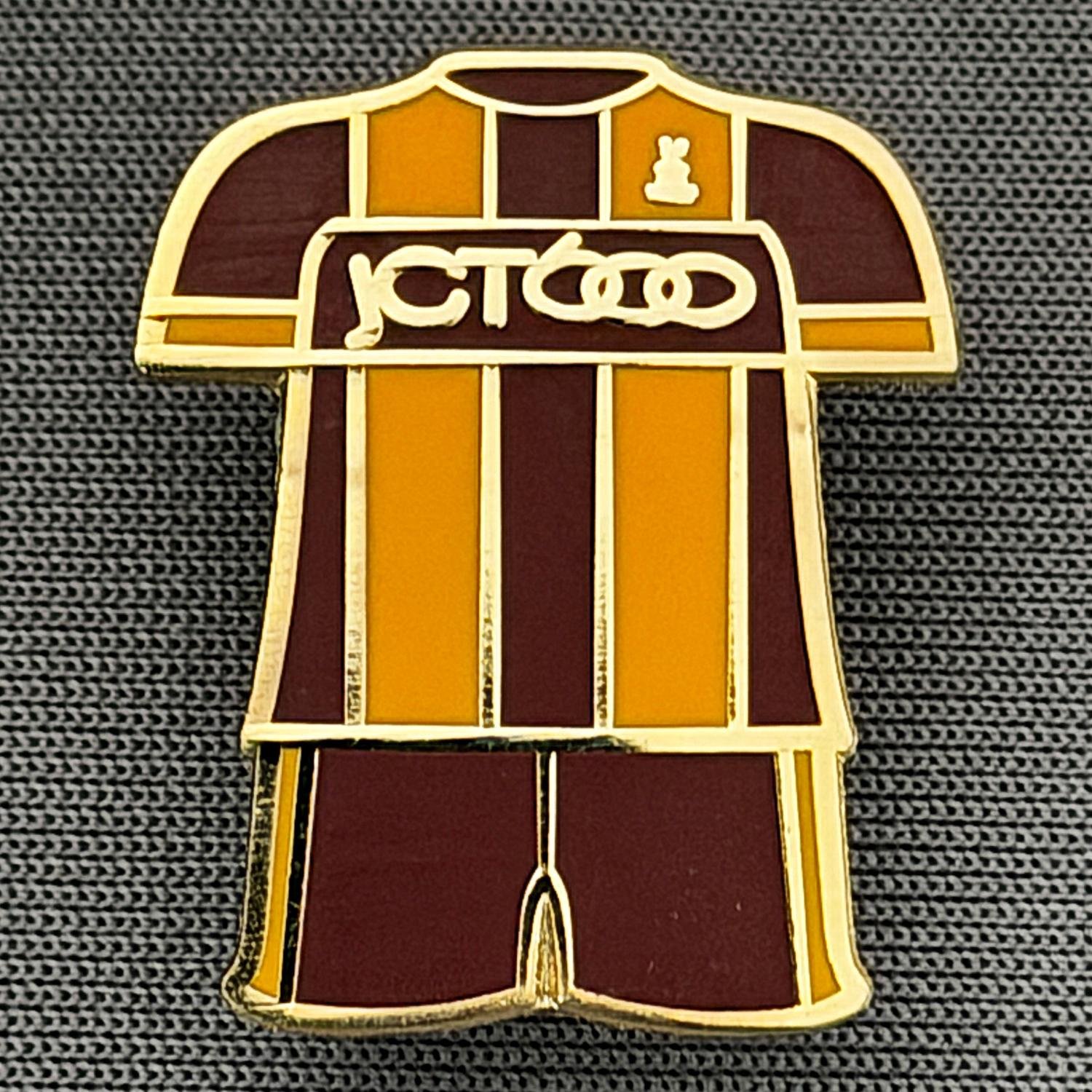 Reference Number: BCKIT030
Size: H 22.3 mm x W 18.6 mm
Pin Type: Brooch Pin
Plating: Gold
Value: £5
Manufacturer: Unknown
Comments: 2017/18 Home Kit, Claret & Amber