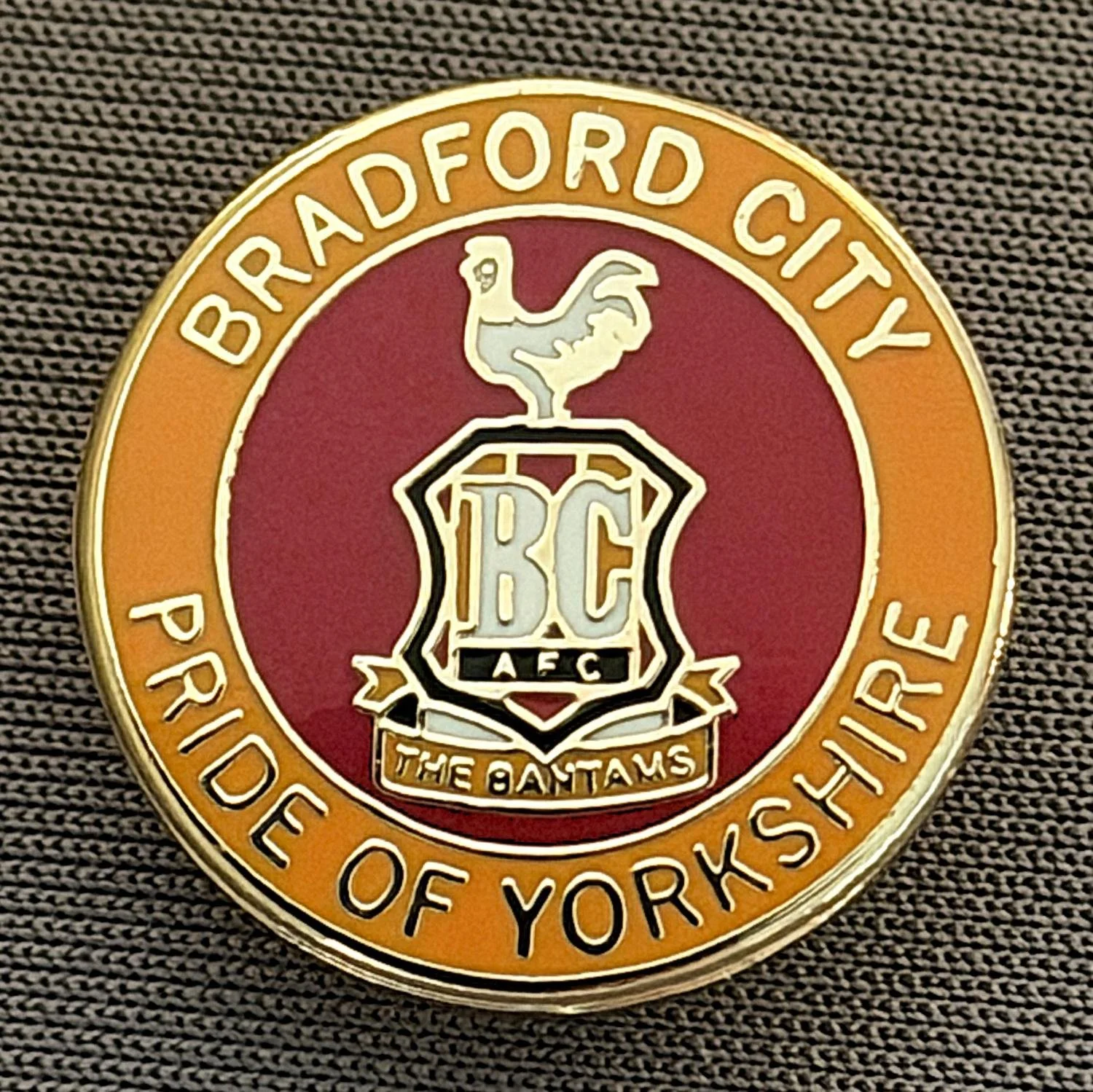 Reference Number: BCC&L103
Size: D 19.3 mm
Pin Type: Brooch Pin
Plating: Gold
Value: £6
Manufacturer: Unknown
Comments: Claret & Amber, Pride of Yorkshire City Crest
