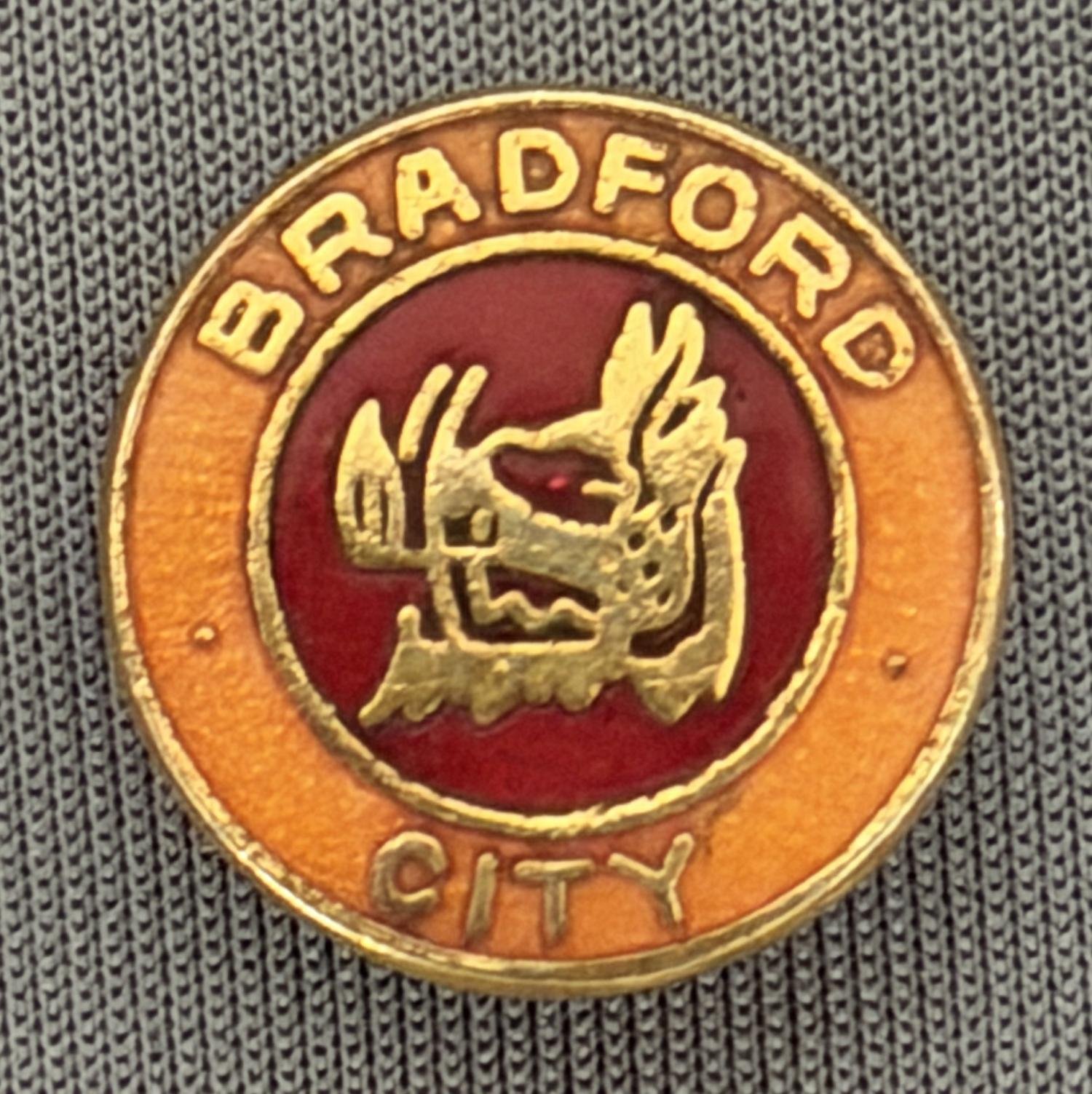 Reference Number: BCBOH009
Size: D 16.4 mm
Pin Type: Brooch Pin
Plating: Gold
Value: £10
Manufacturer: Not Known
Comments: Boars Head, Large Head Version, Different Outer Enamel